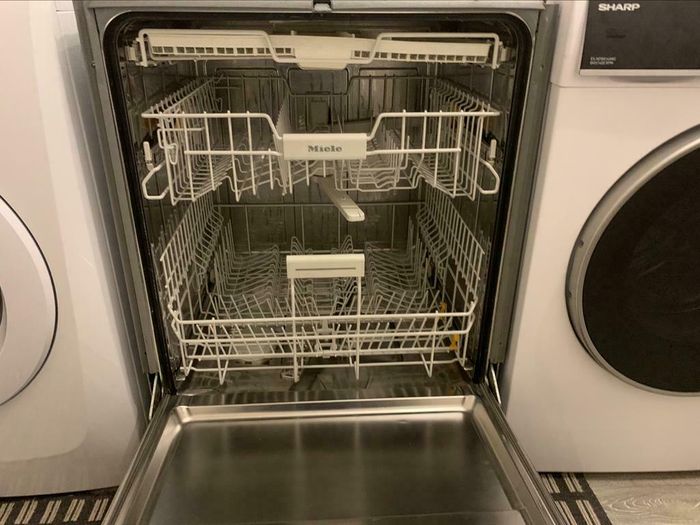VERKOCHT!!!!


Deze prachtige nog zo goed als Nieuw,zeer nette,mooi en modern prima werkende Miele inbouw vaatwasser,wordt u aangeboden met garantie.Bezorgen is mogelijk.

In Perfecte staat prachtige prima werkende mooi en modern Luxe Miele Inbouw Vaatwasser.

Betreft een zeer nette,mooi en modern Miele.

In absolute perfecte(Nieuw) staat.Foto´s spreken voor zich.

Wie op zoek is naar een nette,mooi en modern prima werkende Miele,dan is dit de perfecte vaatwasser.

Deze volledig integreerbare inbouw vaatwasser van Miele is voorzien van een zeer flexibele indeling. De vaatwasser biedt ruimte aan 14 couverts en door de EasyComfort rekuitvoering is de ruimte eenvoudig te verstellen. De vaatwasser heeft vijf programma's waaronder een programma Licht Vervuild en Intensief. Daarnaast is deze Miele afwasmachine ook nog eens energiezuinig en bevindt hij zich in energieklasse A+. Het bedieningspaneel heeft tiptoetsbediening en is dus eenvoudig te bedienen.
• Volledig integreerbare vaatwasser
• Laadvermogen: 14 couverts
• Energielabel: A+
• Geluidsniveau: 46 dB
• Praktische besteklade

ZUINIGER DAN MET DE HAND WASSEN:

De moderne Miele-afwasautomaten reinigen uw vaatwerk voordelig en ecologisch. Want ze verbruiken niet alleen duidelijk minder water en energie dan bij het afwassen met de hand, maar besparen ook nog de helft van de kosten. Het energielabel geeft u in een oogopslag informatie over de zuinigheid en het vermogen van een afwasautomaat. De apparaten van Miele combineren de beste reinigings- en droogresultaten met een extreem laag water- en energieverbruik. De Miele heeft daarom ook energielabel A+ gekregen.

MIELE AUTO-SENSOR:

De Auto-sensor in een Miele-afwasautomaat bepaalt, afhankelijk van de vervuilingsintensiteit van het vaatwerk, de benodigde hoeveelheid water die nodig is voor een optimaal reinigingsresultaat. De vervuiling van het water wordt met een lichtstraal gemeten. Aansluitend bepaalt de elektronica of het aanwezige water nog langer wordt gebruikt of dat een extra tussenspoelgang noodzakelijk is. Door een exacte meting gedurende het gehele spoelproces kan de elektronica bovendien de juiste temperatuur, de hoeveelheid water, de waterhardheid en de duur van het programma bepalen en eventueel aanpassen. De afwasautomaat kiest dus zelf de meest geschikte behandeling.

RUIMTE VOOR 14 COUVERTS:

Het aantal couverts geeft aan wat de capaciteit van de vaatwasser is. Het eetgerei van één persoon staat gelijk aan één couvert. Deze Miele vaatwasser  heeft ruimte voor 14 couverts. Je hebt in de vaatwasser daardoor plaats voor 14 eters, ruimte genoeg dus. Dankzij zijn handige indeling kun je ook al het glaswerk, zoals wijnglazen, met een gerust hart in de afwasmachine zetten. Uw bestek kunt u eenvoudig kwijt in de besteklade.

BESPAAR MET THERMOSPAR:

U kunt deze Miele afwasmachine op een warmwatertoevoer tot 60 °C aansluiten. Zo kunt u het stroomverbruik met tot wel 40% en de looptijd met wel 9% verminderen. Het stroomverbruik loopt daardoor terug tot 0,4 kWh in het programma Fijn. Alle Miele vaatwassers zij doorvoor voorzien van een volledig elektronisch computerbesturingssysteem.

WATERPROOF SYTEM:

Een direct op de kraan aangebracht dubbel veiligheidsventiel sluit bij een storing automatisch de watertoevoer af en beschermt uw woning tegen waterschade. Miele neemt daarvoor, mits de afwasautomaat volgens de voorschriften is geïnstalleerd, de garantie op zich. Wat voor leeftijd het apparaat ook heeft bereikt.

LAAG GELUIDSNIVEAU:

Zowel het ingenieuze sproeisysteem als de uitstekende isolatie zorgen ervoor dat het geluidsniveau van de Miele afwas-automaten bijzonder laag is. De geluidswaarden. Deze Miele  is een stille keukenkracht met een geluidsniveau van slechts 46dB.

24 UURS PROGRAMMERING:

De Miele  vaatwasser beschikt over startuitstel met een voorprogrammering tot 24 uur. Met deze functie kan je zelf bepalen, wanneer je de vaatwasmachine aanzet. Stel het vaatwasautomaat bijvoorbeeld zo in dat deze klaar is wanneer je thuis komt van je werk, of je kan de vaatwasmachine 's avonds in de daluren laten draaien. Als u gebruik maakt van een piek- en dal tarief bespaart u zo op uw energieverbruik.

TURBO TOETS:

Met de Turbo-toets wordt de afwastijd bij verschillende afwasprogramma's aanzien-lijk ingekort. Zo wint u bij voorbeeld bij de programma's: Automatic 55°C inclusief SensorDry en Intensief 75 °C met geactiveerde Turbotoets tot 40 minuten tijd. Alles wordt perfect afgewassen en gedroogd.

PRODUCTGEGEVEN

Algemene kenmerken:

Product Miele  inbouw vaatwasser Adviesprijs€1.279,00

Het betreft een zeer nette,mooi en modern prima werkende Luxe Miele Inbouw vaatwasser Klasse A+.

Bezorgen is mogelijk.

prijs 275 euro.