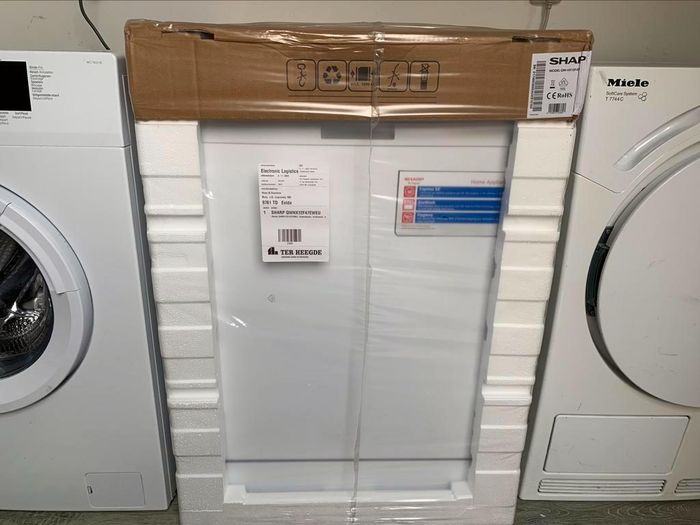 VERKOCHT!!!

Nieuw Sharp Vaatwasser met 2 jaar garantie.

Deze prachtige mooi en modern Luxe Sharp Vaatwasser wordt u aangeboden met 2 jaar garantie.Bezorgen en aansluiten is mogelijk.

OMSCHRIJVING:

De Sharp  is een in het wit uitgevoerde vrijstaande 60cm vaatwasser met draaiknopbediening, 3 programma’s en ruimte voor 13 couverts. Het speciale micro bacteriële filter helpt bij het verwijderen van 99% van de bacteriën voor een schone fris geurende vaatwasser

De duur van het gekozen programma en de resterende was tijd worden op het display weergegeven. Verder verschijnt er ook een melding op het display als het zout of glansmiddel op is. Geen problemen meer bij het inruimen van uw vaatwasser. Dankzij de verstelbare rekken passen uw borden, glazen, potten en pannen er altijd in. Ook de boven mand is in hoogte verstelbaar. Met energieklasse E (voorheen A++) is hij ook nog eens heel energiezuinig, goed voor het milieu en uw portemonnee.
Veiligheid staat voorop, daarom is uw Sharp vaatwasser voorzien van overstroombeveiliging, mocht er zich een probleem voordoen. Als u alleen een halve vaat heeft om af te wassen dan kunt u voor het programma met halve belading kiezen, zo bespaart u tijd en energie. Bovendien kunt u met de programmeerbare timer uw vaatwasser op een door u uitgekozen tijd laten starten. Verder is deze vaatwasser voorzien van een kinderslot, verbruikt hij 12 liter water per wasbeurt en heeft hij een geluidsniveau van 47 dB.

Vaatwasser met E(A++) energielabel.Producenten zoals Sharp zijn in Europa verplicht het verbruik van hun producten in een energielabel weer te geven. Handig, want zo kunt u eenvoudig een eerlijke vergelijking maken: kies voor een energiezuinig apparaat en bespaar op je energierekening!

Deze Sharp heeft een energie-efficiëntieklasse E(voorheen A++). Het energielabel houdt onder andere rekening met het energie -en waterverbruik van de vaatwasser.

Ruime inhoud voor 13 couverts.
De Sharp  vaatwasser is ruim genoeg om 13 couverts tegelijk te wassen. De meeste vaatwassers hebben een inhoud van 12 couverts, waarmee een model met 13 couverts dus een tikkeltje groter is dan gebruikelijk. Ideaal voor meerpersoonshuishoudens, gezinnen of mensen die regelmatig voor familie en vrienden koken.

De perfecte timing:

Deze Sharp vaatwasser gaat pas aan zijn afwaswerk beginnen, wanneer het u het beste uitkomt. Dankzij zijn startuitstel functie op deze Sharp kunt u de afwas doen op een voor u geschikt moment, zelfs als u zelf helemaal niet in de buurt bent. Bijvoorbeeld heel handig als u gebruik maakt van een voordelige nachtstroom. Energie besparen als u slaapt.

Luxe Model met o.a.:

-Digtale Display
-Start Uitstel
-Aqua Sensor
-Aqua Control
-Beladingssensor
-Afwasmiddelherkenning
-Glazenbeschermingstechniek
-Klasse A++
-13 Couverts
-2 wave sproei-armen
-Voluatomatisch
-Led indicatie programma's
-Led indicatie:Zout en Glansspoelmiddel
-enz...

Het betreft Nieuw Sharp Vaatwasser Klasse A++ met 2 jaar garantie.

Bezorgen en aansluiten is mogelijk.

Prijs 300 euro.


