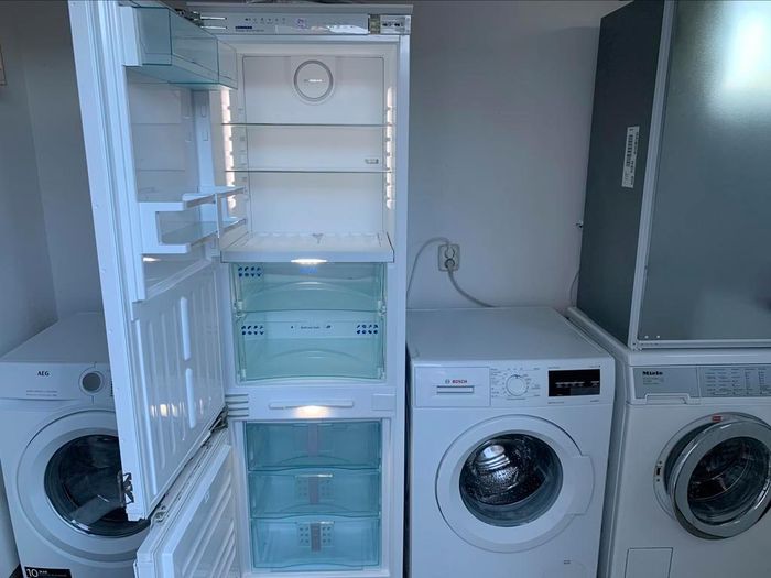 VERKOCHT!!

Prachtige jong inbouw KoelVries-Combinatie van Liebherr uit duurste segment.

Nieuwprijs 1699 euro.

In werkelijk Nieuwstaat nog zo goed als Nieuw,jong,mooi en modern zeer Luxe prachtige prima werkende Liebherr BioFZresh NoFrost inbouw KoelVries-Combinatie Klasse A++.

Betreft een zo goed als Nieuw zeer Luxe Liebherr BioFresh NoFrost inbouw koelvries-combinatie.

In Absolute Perfecte(Nieuw)staat.Foto's spreken voor zich.

Zeer Luxe Model.

Een Liebherr Inbouw KoelVries-Combinatie uit het duurste segment.Nieuwprijs 1699 euro.

Wie op zoek is naar een zo goed als Nieuw,prachtige zeer Luxe Liebherr,dan is dit de perfecte koelvries-combinatie.


De Liebherr  is een NoFrost inbouw koel/vriescombinatie met SoftSystem deursluiting en aparte regeling voor het koel- en vriesdeel.

Dankzij de LED lichtzuil heeft u ook bij een volle koelkast een uitstekend overzicht, zelfs de groentelade op rails is met LED verlicht.

Breedte55.9 cm
Diepte54.4 cm
Hoogte177 cm 
Inbouw breedte56 cm
Inbouw diepte55 cm
Inbouw hoogte177.2 cm
nis breedte56-60 cm
nis hoogte178 cm

NoFrost
BioFresh
PowerCooling
SoftSystem Sluiting

Standaard informatie:

Energieklasse: A++ small
Mogelijkheid om deur op 90° te blokkeren: Ja
Nismaat: 178 cm
Deurmontage systeem: deur-op-deursysteem
Netto inhoud totaal: 255 l
Netto inhoud koeldeel: 193 l
Netto inhoud vriesdeel: 62 l
Geluidsniveau: 38 dB(A)
DuoCooling (apart regelbare koelcircuits): Ja

Afmetingen:

Hoogte: 1770 mm
Breedte: 559 mm
Diepte: 545 mm
Inbouwhoogte in mm: 1772-1788 mm
Inbouwbreedte in mm: 560-570 mm
Inbouwdiepte minimaal in mm: 550 mm

Koelen:

Ontdooisysteem koeldeel: Automatisch
Deel- en onderschuifbaar glasplateau: Ja
Deurvakken: Premium GlassLine deurvakken
Flessen- en conservenhouder: Ja
Eierrekje: Ja
Verlichting koeldeel: LED lichtzuil
Positie verlichting koeldeel: Links
Verlichting BioFresh: LED verlichting groente-/fruitlade
groente- en fruitladen: 1
groente- en fruitladen op telescooprails: Ja
Koelsysteem: PowerCooling
VarioBox: Ja
SuperCool automaat: Ja

Vriezen:

Aantal sterren vriesdeel: 4 Vriesdeel
Ontdooisysteem vriesdeel: Automatisch ontdooisysteem
Bewaartijd bij storing: 20 uur
Invriescapaciteit: 10 kg / 24 uur
Aantal vriesladen: 3
Aantal glasplateaus vriesdeel: 2
Verlichting vriesdeel: LED verlichting
Vriessysteem: NoFrost
VarioSpace: Ja
FrostSafe: Ja
Koudeaccu: 2 Koude accu's
IJsblokjeshouder: Ja
FrostControl: Ja
SuperFrost (hoeveelheidgestuurd): Ja

Overige kenmerken:

SoftSystem sluiting: Ja
Temperatuuralarm: Akoestisch temperatuuralarm vriesdeel
Deuralarm: Akoestisch deuralarm
Display: LC digitaal temperatuurdisplay
Deur zelfsluitend vanaf ca.: 45 °
Materiaal interieur: Polystyrol wit
Stelpoten: Ja
Aantal draagplateaus: 5
Materiaal draagplateau: Glas
Afwerking draagplateau: Edelstaal
Soort bedieningspaneel: Tiptoets
Kinderbeveiliging: Ja
Extra kenmerk: Nivelleringsstrips
Deurscharniering: Rechts, wisselbaar


Het betreft een zo goed als Nieuw prachtige prima werkende mooi en modern zeer Luxe jong Liebherr BioFresh NoFrost Inbouw KoelVries-Combinatie Klasse A++.

Bezorgen is mogelijk.

Prijs 400 euro.

