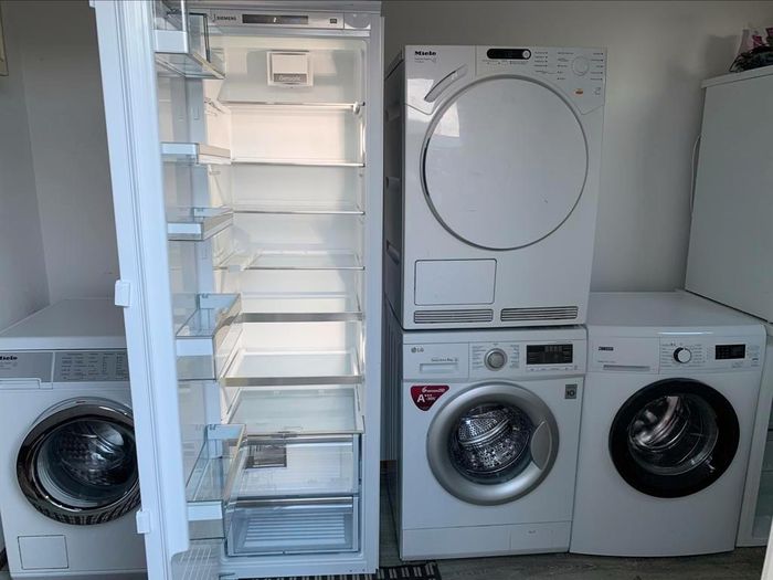 VERKOCHT!!!

Siemens is van 2021.Nieuwprijs 980 euro.

Nieuwste Model van Siemens iQ500 KI81RADE0 Inbouw Koelkast.


Bijna Nieuw,Nieuwste Model prachtige prima werkende zeer Luxe,mooi en  modern Siemens KI81RADE0 Inbouw Koelkast Klasse A++ 177.5cm.

Betreft een bijna Nieuw,Nieuwste Model van Siemens KI81RADE0 iQ500.

Siemens is van 2021.Nieuwprijs 980 euro.

In Absolute Perfecte(Nieuw)staat.Foto's spreken voor zich.

Wie op zoek is naar een bijna Nieuw,Nieuwste Model zeer Luxe Siemens,dan is dit de perfecte koelkast.


-BioFresh lade
-LED Verlichting
-SoftClose
-Klasse A++
-SuperKoelen
-Scharniersysteem Deur-op-deur

Belangrijkste kenmerken:

• In de hyperFresh plus lade met vochtigheidsregeling blijven groente en fruit tot wel 2 keer langer vers.
• Voorzien van heldere ledverlichting, waardoor producten goed zichtbaar en labels goed leesbaar zijn.
• softClose deursluiting: de deur sluit automatisch en zacht vanaf een openingshoek van 20° of minder.
• Flessenhouder voor 5 flessen of blikken voor optimaal gebruik van de ruimte in uw koelkast.
• Het glazen easyAccess-plateau maakt het vullen van uw koelkast makkelijker en biedt een beter overzicht.
• ScharniersysteemDeur-op-deur

Prestaties en verbruik:

• Energieklasse: A++ 
• Totale netto inhoud: 319 liter
• Geluidsniveau: 37 dB(A) re 1 pW
• Klimaatklasse: SN-T

Design:

• LED verlichting in koelgedeelte
-Digitale Multi Display

Comfort / Zekerheid:

• Nauwkeurige elektronische temperatuurregeling
• Akoestisch alarmsignaal bij geopende deur
• superKoelen

Koelruimte:

• Netto inhoud koelruimte: 319 liter
• 7 Veiligheidsglas plateaus (6 in hoogte verstelbaar), waarvan 1 variabel plateau van veiligheidsglas, 2 glasplateaus uitschuifbaar
• 6 Deurvakken, waarvan 1 met botervakje

Vershoudsysteem:

• 1 hyperFresh plus lade op uitschuifrails met vochtigheidsregeling: groente en fruit blijven tot wel 2 keer langer vers 1 Fresh lade op uitschuifrails

Technische specificaties:

• Inbouwmaten (hxbxd): 177.5 x 56 x 55 cm
• Draairichting deur rechts, wisselbaar
• ScharniersysteemDeur-op-deur

Toebehoren:

• Verchroomd flessenrooster
• 2x eiervak

Het betreft een bijna Nieuw(2021),Nieuwste Model zeer Luxe mooi en modern prachtige Siemens KI81RADE0 Inbouw Koelkast Klasse A++.

Bezorgen is mogelijk.

Prijs 400 euro.
