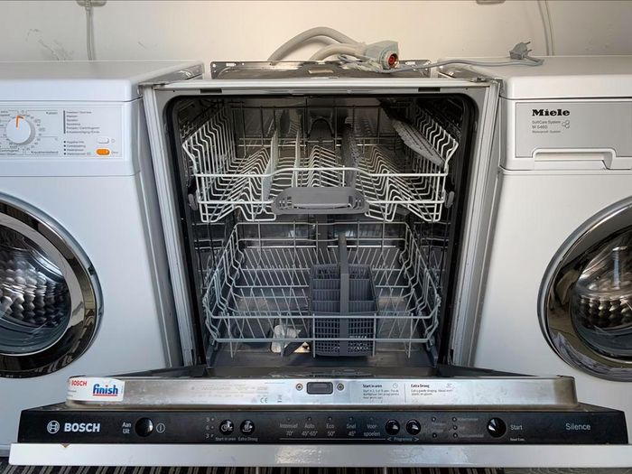 VERKOCHT!!!!

Bosch is van 10-2020.Gekocht in 2021.

Deze prachtige nog zo goed als Nieuw,Nieuw Type Jong,mooi en modern Luxe Bosch Serie 2 Silence Inbouw Vaatwasser,wordt u aangeboden met garantie.Bezorgen is mogelijk.


In werkelijk Nieuwstaat nog zo goed als Nieuw Jong Bosch Serie 2 Silence Inbouw Vaatwasser.

Betreft een zo goed als Nieuw Nieuw Type Jong Bosch Serie 2.

Bosch is van 10-2020.Gekocht in 2021.

In Absolute Perfecte(Nieuw)staat.Foto's spreken voor zich.

Wie op zoek is naar een zo goed als Nieuw Jong Bosch,dan is dit de perfecte vaatwasser.


Belangrijkste kenmerken:

Extra Droog: een optie om vaat die moeilijk te drogen is toch goed droog te krijgen.
InfoLight: een rood licht op de vloer ter indicatie dat de vaatwasser aan staat.
AquaStop: Bosch garantie voor een 100% gegarandeerde bescherming tegen waterschade gedurende de levensduur van het apparaat.
Glasbeschermingstechnologie: voor een extra voorzichtige behandeling van je glazen.
Kinderbeveiliging: voorkomt dat uw vaatwasser onbedoeld geopend kan worden tijdens het wassen.
Algemeen:

-Energie-efficiëntieklasse: A+
-Capaciteit: 12 standaard-couverts
-5 Programmas: Intensief 70 °C, Auto 45-65 °C, Eco 50 °C, Snel 45 °C, Voorspoelen
-1 Speciale functie: Extra Droog
-DoseerAssistent: vaatwasmiddel wordt gelijkmatig verspreid
Comfort / Zekerheid:

-Beladingssensor
-Afwasmiddelherkenning
-Glazenbeschermings-techniek
-2 wave sproei-armen
-5e sproei-niveau
-Aanduiding van het programmaverloop door LED-indicatie
-LED-indicatie: rood
-InfoLight: statusindicatie d.m.v. rood lichtpunt op de vloer
-Elektronische starttijdkeuze 3, 6 of 9 uur
-AquaSensor
-Afwasmiddelherkenning
-Glasbeschermingstechniek
-Navulindicatie: zout
-Kopjes-étagère in bovenkorf (2x)
-Glazenhouder in bovenkorf
-Bestekkorf in onderkorf
-AquaStop: Bosch garantie: de meest betrouwbare waterbeveiliging met levenslange garantie
deurvergrendeling
-EasyLock deursluiting
-EcoSilence Drive: meest energiezuinige en stille motortechnologie


Het betreft een zo goed als Nieuw,Nieuw Type Jong,mooi en modern prachtige prima werkende Inbouw Vaatwasser van Bosch.

Wordt afgeleverd met garantie.

Bezorgen is mogelijk.

Prijs 275 euro.
