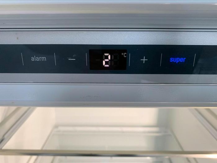 VERKOCHT!!!

Zo goed als Nieuw Jong Model van Siemens iQ500 Inbouw Koelkast.In Absolute Perfecte(Nieuw)staat.

In werkelijk Nieuwstaat nog zo goed als Nieuw jong,mooi en modern Luxe Siemens iQ500 Klasse A+++ Inbouw Koelkast 122cm.

Betreft een zo goed als Nieuw,Jong,mooi en modern prachtige Siemens.

In Absolute Perfecte(Nieuw)staat.Foto's spreken voor zich.

Wie op zoek is naar een zo goed als Nieuw,prachtige prima werkende jong Siemens,dan is dit de perfecte inbouw koelkast.


Zeer zuinig A+++
LED Verlichting
Touch Control
HydroFresh Lade
FreshSensor
SoftClose


Productomschrijving:

De Siemens is een 122 cm hoge inbouw koelkast met energie klasse A+++, softClose deursluiting en een grote totale netto inhoud van 211 liter.
Deze koelkast is voorzien van een hydroFresh lade met luchtvochtigheidsregeling, deze houdt groente en fruit tot wel 2 keer langer vers. De easyAccess glas plateaus maken het in- en ontladen makkelijker en geven een beter overzicht van wat er zich in de koelkast bevindt. Verder is de Siemens  voorzien van TouchTronic elektronische bediening (u regelt tot op de graad nauwkeurig de temperatuur!) en superKoelen, hiermee koelt u nieuw geplaatste levensmiddelen sneller en houdt u reeds gekoelde producten koel.

Kenmerken van de Siemens inbouw koelkast zijn:

Serie: iQ500
Hoogte: 122 cm
Energieklasse: A+++ 
Totale netto inhoud: 211 liter 
1 hydroFresh lade met luchtvochtigheidsregeling houdt groente en fruit tot wel 2 keer langer vers
Aantal legplateaus van gehard glas: 6 (5 in hoogte verstelbaar), waarvan 1 variabel plateau van veiligheidsglas, 1 uitneembaar legplateau van veiligheidsglas

varioShelf: flexibel glasplateau - biedt plaats aan flessen en schotels, door deelbaar glasplateau
easyAccess glas plateaus: maken het in- en afladen makkelijker en geven een beter overzicht van wat er zich in de koelkast bevindt
Aantal deurvakken: 4
Aantal groenteladen: 1 hydroFresh lade met luchtvochtigheidsregeling
Temperatuurregeling: TouchTronic elektronische temperatuurregeling, exact afleesbaar
superKoelen: koelt nieuw geplaatste levensmiddelen sneller en houdt reeds gekoelde producten koel
freshSensor: constante temperatuur door intelligente sensor technologie
LED-verlichting
softClose deursluiting: de deur sluit automatisch vanaf een openingshoek van 20° of minder
Technische informatie:

Inbouwmaten (hxbxd): 1225 x 560 x 550 mm
Afmetingen apparaat (hxbxd): 1221 x 558 x 545 mm
Montage d.m.v.: deur-op-deur bevestiging (vlakscharnier)
Deze koelkast is voorzien van automatische ontdooiing
Draairichting deur(en): rechts, wisselbaar

Het betreft een zo goed als Nieuw,Jong,mooi en modern prachtige prima werkende Luxe  Siemens iQ500 Inbouw Koelkast Klasse A+++ 122cm

Bezorgen is mogelijk.

Prijs 275 euro.