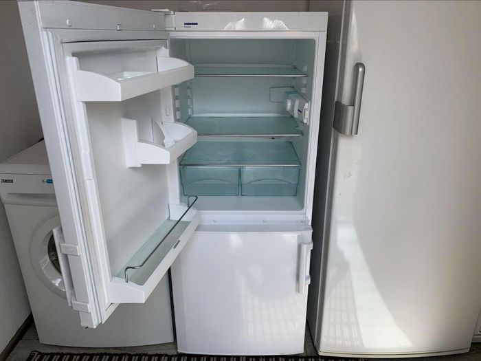 Jong(Nieuw) Model van Liebherr.In Absolute Perfecte(Nieuw)staat.

In werkelijk Nieuwstaat nog zo goed als Nieuw(Nieuw Type) Jong,mooi en modern prachtige prima werkende Liebherr Comfort  SmartFrost System  KoelVries-Combinatie Klasse A+.

Betreft een zo goed als Nieuw(Nieuw Type) Jong Liebherr Comfort  SmartFrost System.

In Absolute Perfecte staat.Foto's spreken voor zich.

Wie op zoek is naar een zo goed als Nieuw(Nieuw Type),mooi en modern Jong Liebherr SmartFrost System,dan is dit de perfecte KoelVries-Combinatie.


OMSCHRIJVING:

Deze hoogwaardig gebouwde witte koelkast van koel- en vriesspecialist Liebherr is met zijn inhoud van 196 liter een moderne compacte koel-/vriescombinatie. De koelkast is voorzien van een luxe indeling en een zuinig energie A+ label.

Belangrijkste kenmerken:
• Koel-/vriescombinatie  55 cm breed
• LED Verlichting
• Glassline DraagPlateaus
• CoolPlus Finctie 
• 4 Sterren Diepvriesruimte 
• VarioSpace
• Totaal 196 liter inhoud
• Energielabel A+
• SmartFrost techniek
• Afmeting (HxBxD)136.00cm x 55.00cm x 62.90cm

Bij koelkasten is het beslist de moeite waard om op het energieverbruik te letten. Tenslotte zijn ze 24 uur per dag in gebruik, jaar in, jaar uit. Als echte specialist op het gebied van koel- en vriesapparatuur heeft Liebherr daarom veel onderzoek gedaan naar het optimaliseren van de isolatie en van het koelcircuit, om alle mogelijkheden maximaal te benutten.
De Liebherr Comfort is een zuinige koeler en heeft daarom energielabel A+ gekregen.

GLASSLINE DRAAGPLATEAUS:

Het hoogwaardige interieur van de Liebherr  wordt onderstreept door de luxe GlassLine uitrusting. De GlassLine draagplateaus zijn krasbestendig, sterk en goed te reinigen. De glas plateaus zijn met een edelstalen lijst en afneembare achterstrip afgewerkt. Het deel- en onderschuifbare glasplateau kan op ieder niveau worden ingezet en biedt daarmee maximale flexibiliteit. Alle glasplateaus zijn goed uitneembaar, ook bij een deuropening van slechts 90 °.

HET KOELGEDEELTE:

De Liebherr Comfort heeft een koelruimte met een netto inhoud van 142 liter. Deze ruimte is verdeeld over 3 glazen legplateaus van onbreekbaar veiligheidsglas en twee groentenladen. In de deur treft u drie uitneembare en in hoogte verstelbare deurvakken aan. De flessen- en conservenhouders met edelslalen steunrails in de deuren zorgt ervoor dat alles stevig in deurvak blijft staan. Een mechanische controlesysteem houdt het klimaat in deze koelkast optimaal en stabiel.

LIEBHERR COOLPLUS FUNCTIE:

Met de CoolPlus functie kan de temperatuur in het vriesgedeelte voor meerdere uren dalen zodat levensmiddelen omzichtig worden ingevroren. Bijkomend zorgt deze functie voor een betrouwbaar handhaven van de vereiste temperatuur in het vriesgedeelte bij een omgevingstemperatuur van +10 °C tot +16 °C (winterschakelaar).

4 STERREN DIEPVRIESRUIMTE:

In de 4* vriesruimte kunnen verse levensmiddelen worden ingevroren en langdurig worden bewaard. Temperaturen van -18 °C en lager garanderen een vitamine- en mineraalvriendelijk bewaren. Het vier sterren diepvriesvak heeft twee transparante vakken met VarioSpace legplateaus en een netto inhoud van 54 liter.

VARIOSPACE:

Bij deze Liebherr SmartFrost koel-/vriescombinatie kunnen alle vriesladen en de daaronder geplaatste glasplateaus eenvoudig worden verwijderd. Zo ontstaat VarioSpace: een praktisch systeem voor extra bewaarruimte zodat zelfs de hoogste ijstaart kan worden bewaard.

OMKEERBARE DEUREN:
Alle huishoudelijke kastmodellen van Liebherr zijn af fabriek voorzien van rechts scharnierende deuren en zijn allemaal voorbereid voor scharnierwisseling. Met de mogelijkheid de deurdraairichting te wijzigen, is de kast altijd goed toegankelijk en te plaatsen waar u dat wilt.

LED-VERLICHTING:

De innovatieve LED verlichting wordt bij de Premium modellen van Liebherr een energiezuinige verlichtingskwaliteit van het interieur gerealiseerd. Met deze LED technologie kan het lichthuis plaatsbesparend in het interieur worden geïntegreerd. LED verlichting geeft een gelijkmatig licht zonder te verblinden.

SMARTFROST SYSTEEM:

Met SmartFrost wordt de rijpvorming in het interieur en op de levensmiddelen sterk verminderd. Hierdoor is ontdooien zelden nodig. De binnenwanden zijn glad en daardoor eenvoudig te reinigen. De ingeschuimde, omwikkelde verdamper zorgt voor een gelijkmatige koeling en een laag energieverbruik.

Het betreft een zo goed als Nieuw(Nieuw Type) Jong,mooi en modern prachtige prima werkende Liebherr Comfort KoelVries Combinatie Klasse A+.

Afmeting (HxBxD)136.00cm x 55.00cm x 62.90cm

Bezorgen is mogelijk.

prijs 250 euro.
