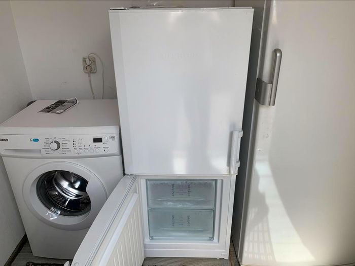 In werkelijk Nieuwstaat nog zo goed als Nieuw(Nieuw Type) Jong,mooi en modern prachtige prima werkende Liebherr Comfort  SmartFrost System  KoelVries-Combinatie Klasse A+.

Betreft een zo goed als Nieuw(Nieuw Type) Jong Liebherr Comfort  SmartFrost System.

In Absolute Perfecte staat.Foto's spreken voor zich.

Wie op zoek is naar een zo goed als Nieuw(Nieuw Type),mooi en modern Jong Liebherr SmartFrost System,dan is dit de perfecte KoelVries-Combinatie.


OMSCHRIJVING:

Deze hoogwaardig gebouwde witte koelkast van koel- en vriesspecialist Liebherr is met zijn inhoud van 196 liter een moderne compacte koel-/vriescombinatie. De koelkast is voorzien van een luxe indeling en een zuinig energie A+ label.

Belangrijkste kenmerken:
• Koel-/vriescombinatie  55 cm breed
• LED Verlichting
• Glassline DraagPlateaus
• CoolPlus Finctie 
• 4 Sterren Diepvriesruimte 
• VarioSpace
• Totaal 196 liter inhoud
• Energielabel A+
• SmartFrost techniek
• Afmeting (HxBxD)136.00cm x 55.00cm x 62.90cm

Bij koelkasten is het beslist de moeite waard om op het energieverbruik te letten. Tenslotte zijn ze 24 uur per dag in gebruik, jaar in, jaar uit. Als echte specialist op het gebied van koel- en vriesapparatuur heeft Liebherr daarom veel onderzoek gedaan naar het optimaliseren van de isolatie en van het koelcircuit, om alle mogelijkheden maximaal te benutten.
De Liebherr Comfort is een zuinige koeler en heeft daarom energielabel A+ gekregen.

GLASSLINE DRAAGPLATEAUS:

Het hoogwaardige interieur van de Liebherr  wordt onderstreept door de luxe GlassLine uitrusting. De GlassLine draagplateaus zijn krasbestendig, sterk en goed te reinigen. De glas plateaus zijn met een edelstalen lijst en afneembare achterstrip afgewerkt. Het deel- en onderschuifbare glasplateau kan op ieder niveau worden ingezet en biedt daarmee maximale flexibiliteit. Alle glasplateaus zijn goed uitneembaar, ook bij een deuropening van slechts 90 °.

HET KOELGEDEELTE:

De Liebherr Comfort heeft een koelruimte met een netto inhoud van 142 liter. Deze ruimte is verdeeld over 3 glazen legplateaus van onbreekbaar veiligheidsglas en twee groentenladen. In de deur treft u drie uitneembare en in hoogte verstelbare deurvakken aan. De flessen- en conservenhouders met edelslalen steunrails in de deuren zorgt ervoor dat alles stevig in deurvak blijft staan. Een mechanische controlesysteem houdt het klimaat in deze koelkast optimaal en stabiel.

LIEBHERR COOLPLUS FUNCTIE:

Met de CoolPlus functie kan de temperatuur in het vriesgedeelte voor meerdere uren dalen zodat levensmiddelen omzichtig worden ingevroren. Bijkomend zorgt deze functie voor een betrouwbaar handhaven van de vereiste temperatuur in het vriesgedeelte bij een omgevingstemperatuur van +10 °C tot +16 °C (winterschakelaar).

4 STERREN DIEPVRIESRUIMTE:

In de 4* vriesruimte kunnen verse levensmiddelen worden ingevroren en langdurig worden bewaard. Temperaturen van -18 °C en lager garanderen een vitamine- en mineraalvriendelijk bewaren. Het vier sterren diepvriesvak heeft twee transparante vakken met VarioSpace legplateaus en een netto inhoud van 54 liter.

VARIOSPACE:

Bij deze Liebherr SmartFrost koel-/vriescombinatie kunnen alle vriesladen en de daaronder geplaatste glasplateaus eenvoudig worden verwijderd. Zo ontstaat VarioSpace: een praktisch systeem voor extra bewaarruimte zodat zelfs de hoogste ijstaart kan worden bewaard.

OMKEERBARE DEUREN:
Alle huishoudelijke kastmodellen van Liebherr zijn af fabriek voorzien van rechts scharnierende deuren en zijn allemaal voorbereid voor scharnierwisseling. Met de mogelijkheid de deurdraairichting te wijzigen, is de kast altijd goed toegankelijk en te plaatsen waar u dat wilt.

LED-VERLICHTING:

De innovatieve LED verlichting wordt bij de Premium modellen van Liebherr een energiezuinige verlichtingskwaliteit van het interieur gerealiseerd. Met deze LED technologie kan het lichthuis plaatsbesparend in het interieur worden geïntegreerd. LED verlichting geeft een gelijkmatig licht zonder te verblinden.

SMARTFROST SYSTEEM:

Met SmartFrost wordt de rijpvorming in het interieur en op de levensmiddelen sterk verminderd. Hierdoor is ontdooien zelden nodig. De binnenwanden zijn glad en daardoor eenvoudig te reinigen. De ingeschuimde, omwikkelde verdamper zorgt voor een gelijkmatige koeling en een laag energieverbruik.

Het betreft een zo goed als Nieuw(Nieuw Type) Jong,mooi en modern prachtige prima werkende Liebherr Comfort KoelVries Combinatie Klasse A+.

Afmeting (HxBxD)136.00cm x 55.00cm x 62.90cm

Bezorgen is mogelijk.

prijs 250 euro.
