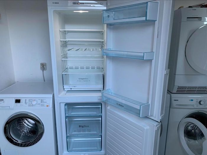 VERKOCHT!!!!

In Perfecte staat prachtige prima werkende mooi en modern jong Bosch Serie 4 LowFrost KoelVries/Combinatie Klasse A++.

Betreft een zo goed als Nieuw,prachtige prima werkende mooi en mordern Luxe Bosch Serie 4 LowFrost KoelVries-Combinatie Klasse A++.

In zeer nette staat(heel klein krasje onder). Foto's spreken voor zich.

Wie op zoek is naar een zo goed als Nieuw,mooi en modern Luxe Bosch,dan is dit de perfecte KoelVries/Combinatie.

• Hoogte: 176 cm
• Breedte: 60 cm
• Diepte: 65 cm
• Inhoud koelruimte: 194 liter
• Inhoud vriesruimte: 94 liter
• Geluidsniveau: 39 dB 
• LED
• LowFrost
• BigBox
• Crisper Box

Productbeschrijving:

-Energielabel A++: koelt zeer efficiënt.
- LowFrost: De vorming van ijs wordt aanzienlijk verminderd, daarom hoeft er veel minder vaak ondooit te worden, scheelt werk en bespaart energie.
- BigBox vrieslades: voor het opbergen van grote ingevroren levensmiddelen of bewaar bakken.
- CrisperBox: fruit en groente blijven langer vers doordat de vochtigheidsgraad makkelijk aan te passen is door een schuifregelaar. De gegolfde bodem beschermt groente en fruit tegen condensatiewater.
- LED-verlichting: verlicht de koelkast gelijkmatig zonder te verblinden, hoeft nooit vervangen te worden en gaat net zo lang mee als de koelkast.

Het betreft een zeer nette,mooi en modern prachtige prima werkende Luxe Bosch LowFrost KoelVries/Combinatie Klasse A++.

Bezorgen en aansluiten is mogelijk.

Prijs 250 euro.
