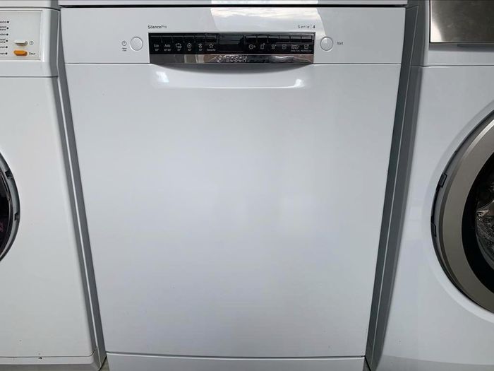 VERKOCHT!!!!


Nieuwprijs 650 euro.

Bosch is van 07-2021.Is Amper gebruikt.Niet van Nieuw te onderscheiden.

Kwaliteit vaatwasser van Bosch,made in Germany!Draait zeer mooi en stil.


Nieuwste Model van Bosch Serie 4 SilencePro met Besteklade en HommeConnect app.


Deze bijna Nieuw(07-2021),Nieuwste Model amper gebruikte mooi en modern zeer Luxe Bosch Serie 4 SilencePro  Vaatwasser,wordt u aangeboden met garantie.Bezorgen en aansluiten is mogelijk.

Bijna Nieuw,Nieuwste model amper gebruikte zeer Luxe prachtige prima werkende mooi en modern Bosch Serie 4 SilencePro  Vaatwasser.

Betreft een bijna Nieuw amper gebruikte Bosch met HommeConnect app.

Bosch is van 07- 2021.

Nieuwprijs 650 euro.


Vaatwasser is zeer weinig(amper)gebruikt.Door ons overgenomen van alleenstaande man(86 jaar) die deze bijna Nieuw Bosch amper heeft gebruikt.Bosch is en draait als Nieuw.

Een Bosch vaatwasser uit het duurdere segment.

Kwaliteit vaatwasser van Bosch,made in Germany!

In Absolute Perfecte(Nieuw)staat.Foto's spreken voor zich.

Wie op zoek is naar een bijna Nieuw amper gebruikte Luxe Bosch Serie 4,dan is dit de perfecte vaatwasser.


Productbeschrijving:

Met de Bosch  vrijstaande vaatwasser kan je flexibel omgaan met je inhoud. De bovenkorf is dankzij rackMatic in hoogte verstelbaar en het beschikt over een varioLade voor bestek. Pas functies aan op standaard programma's zoals SpeedPerfect, om tijdsduur tot 65% te verkorten of ExtraDroog, om moeilijk te drogen vaat beter te drogen. De doseerassistent verspreid gelijkmatig het vaatwasmiddel en de warmtewisselaar zorgt altijd voor de optimale temperatuur. Voor nog meer gemak is de Bosch vaatwasser te verbinden met de HomeConnect app.

Voordelen
• HomeConnect app
• varioLade voor bestek
• Starttijdkeuze

ExtraDry:

Droogt plastic vaat.Plastic vaat hoef je niet meer na te drogen zodra een programma klaar is. Met het ExtraDry programma wordt plastic beter gedroogd. Dit wordt gedaan door een warmere laatste spoeling en een langere droogtijd.

SpeedPerfect:

Tot 65% sneller reinigen.Heb je snel schone vaat nodig? Het SpeedPerfect programma zorgt ervoor dat je tot 65% sneller kan reinigen met nog steeds hetzelfde resultaat. Deze functie kan je combineren met de meeste programma's. Handig als je minder tijd hebt.


HomeConnect:

App op je smartphoneMet de HomeConnect app op je smarthpone kan je veel contact leggen met de vaatwasser op een simpele manier. Ontvang pushberichten als de vaatwasser bijna klaar is of ga nog bewuster om met energie door de FlexStart op de app. Zoek het juiste programma voor je vaat of ontvang een pushbericht als je vaatwastabletten bijna op zijn.

DoseerAssistent:

Vaatwastabletten lossen gemakkelijk op door de doseerAssistent.. De tabletten vallen in een kleine opvangbak in de vaatwasser, waarna het wordt opgelost door een waterstraal en gelijkmatig door de vaatwasser wordt verspreid. Dit zorgt voor een betere reiniging van al het vaat.

VarioLade:

Voor meer ruimteBovenin de vaatwasser bevindt zich een varioLade. Deze lade heeft veel ruimte voor bestek, maar ook voor ander klein servies. Hierdoor heb je in de onderste korf geen bestekmand meer nodig, waardoor je meer ruimte overhoudt voor groter servies.

Beladingssensor:

Bespaar water en energieHet hoeveelheid water voor een programma wordt afgestemd op de hoeveelheid vaat er in de vaatwasser zit. Deze vaat wordt gewogen door de beladingssensor en past na het wegen het hoeveelheid water daar op aan. Dit is waterbesparend en werkt efficiënter.
De juiste temperatuur,Kostbaar glaswerk en porselein wordt met extra zorg gereinigd door de warmtewisselaars. Het water wordt in de spoelcontainer verwarmd om grote temperatuurverschillen en schade aan je kostbare vaat te voorkomen.

Starten op elk gewenst moment:

Wil je later de vaatwasser starten? Dan is dat mogelijk door de starttijdkeuze. Via deze functie kan je een programma vooruit programmeren en op elk gewenst moment laten starten. Ook bijvoorbeeld onder werktijd of s' nachts.


Kenmerken van de Bosch:
• HomeConnect app
•  ExtraDroog
• SpeedPerfect+ 
• HalveBelading
• MachineCare
• Voorspoelen 
• Doseerassistent
• Warmtewisselaar
• Glasbeschermingstechniek
• AquaSensor 
• Anti Fingerprint 
• VarioSpeed
• Resttijdindicatie 
• AquaStop
• Aqua Sensor
• Aqua Control
• Digitale Multi Display
• Led indicatie programma's

Programma's:

• Auto45-65 °C
• Intensief70 °C
• Snel65 °C
• Stil50 °C
• Favoriet
• Eco
• Home Connect
• Extra Droog
• Halve Belading
• SpeedPerfect+
• MachineCare
• Voorspoelen

Het betreft een bijna Nieuw amper gebruikte,mooi en modern zeer Luxe Bosch Serie 4 SilencePro Vaatwasser.

Wordt afgeleverd met garantie.

Bezorgen en aansluiten is mogelijk.

Prijs 350 euro.

