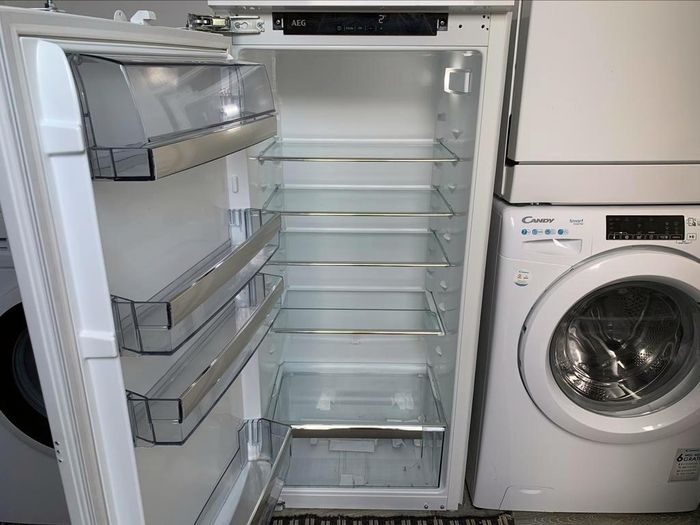 VERKOCHT!!!!


AEG is van 2021.

Nieuwprijs 675 a 708 euro.


In Perfecte staat bijna Nieuw,Nieuwste Model jong,mooi en modern Luxe en zuinige AEG SKB812F1AC Inbouw Koelkast Klasse A++ 122cm.

Betreft een bijna Nieuw,Nieuwste Model prachtige AEG SKB812F1AC 122cm.

AEG is van 2021.

In Absolute Perfecte staat.Foto's spreken voor zich.

Wie op zoek is naar een bijna Nieuw,Nieuwste Model prachtige AEG Inbouw Koelkast,dan is dit de perfecte koelkast.

Deur-op- deur - systeem

Vakantie-Functie 

LED Verlichting

Digitale Multi Display



Omschrijving:

Belangrijkste kenmerken:

Energie-efficiëntieklasse: A++
Netto inhoud koelruimte (liter): 202
Deurtype inbouw: Deur-op-deur
Geluidsniveau (dB): 36
Installatie: inbouw

Specificatie:

-Elektronische TouchControl met digitale indicaties
-Netto inhoud koelruimte: 202 liter
-Automatische ontdooiing koelruimte
-Stevige legplateaus van veiligheidsglas
-Akoestisch en visueel alarm bij open deur
-Deurscharnier: rechts & omkeerbaar
-Deursysteem: deur-op-deur montage
-Coolmatic-functie voor het snel koelen van verse levensmiddelen
-Vakantie-functie: De vakantie-functie voorkomt nare geurtjes en bespaart energie
-Led-interieurverlichting
-Extreem stil: slechts 36 dB

Prestaties:

-Netto inhoud koelruimte (liter): 202
-Geluidsniveau (dB): 36
-Netto inhoud 0°C zone (liter): 0
-Maximale bewaartijd bij stroomuitval (uur): 0
-Invriesvermogen in 24 uur (kg): 0

Installatie:

-Afmetingen hxbxd (mm): 1219x556x550
-Inbouwmaten hxbxd (mm): 1225x560x550
-Kleur: wit

Energie

-Energie-efficiëntieklasse: A++
-Klimaatklasse: SN-N-ST-T
Aansluitwaarde (W): 130

Overig:

Productnummer (PNC): 933 033 238
Deurtype inbouw: Deur-op-deur
Installatie: inbouw
Koeltechniek: Statisch
Steraanduiding vriesruimte: geen
Netspanning (V): 230-240
EAN Code: 7332543721450

Het betreft een bijna Nieuw,Nieuwste Model jong,mooi en modern Luxe prachtige prima werkende AEG Inbouw Koelkast Klasse A++.

Bezorgen is mogelijk.

Prijs 300 euro.
