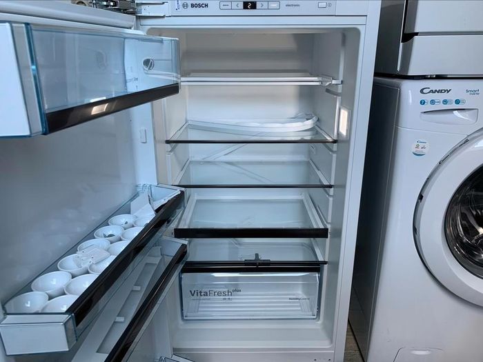 VERKOCHT!!!


Bosch is van 2021.Luxe Model van Bosch.

Nieuwprijs 800 euro.


Bijna Nieuw in Nieuwstaat prachtige prima werkende mooi en  modern Luxe Bosch Inbouw Koelkast Klasse A+++ 102cm.

Betreft een bijna Nieuw prachtige Bosch Inbouw Koelkast.

Bosch is van 2021.

In Absolute Perfecte(Nieuw)staat.Foto's spreken voor zich.

Wie op zoek is naar een bijna Nieuw in Nieuwstaat Bosch Inbouw Koelkast,dan is dit de perfecte Koelkast.

Deur montage:Deur-op-deur-systeem 

Inbouwafmetingen (hxbxd) 1025.0 x 560 x 550

Klasse A+++

Led Verlichting 

SoftClose Deursluiting



Prachtige Bosch met o.a.:

-ProductomschrijvingEnergie-efficiëntieklasse:A+++
-Totale inhoud: 172 liter
-Geluidsniveau: 33 dB
-Deur montage:Deur-op-deur-systeem
-Geluidsalarm bij open deur
-TouchControl: nauwkeurige elektronische temperatuurregeling
-Vlakscharniersysteem, SoftClose deursluiting
-Netto inhoud koelruimte: 172 liter
-Superkoelen met autom. terugschakeling
5 Veiligheidsglas plateaus (4 in hoogte verstelbaar), waarvan 1 -----VarioShelf: variabel legplateau uit veiligheidsglas, 1 uitschuifbaar legplateau uit veiligheidsglas
-5 Deurvakken, waarvan 1 met botervakje
-LED verlichting met SoftStart
-Verchroomd flessenrooster
-1 VitaFresh Plus-lade met luchtvochtigheidsregeling: groente en fruit blijven tot wel 2 keer langer vers en vitaminerijk.

Inbouwmaten (hxbxd):

102.5 x 56 x 55 cm
Klimaatklasse: SN-ST
Breedte apparaat (mm) 558
Hoogte apparaat (mm) 1.021
Inbouwafmetingen (hxbxd) 1025.0 x 560 x 550

Totale volume van de koelcompartimenten (EU 2017/1369) 172
Energieklasse A+++

Temperatuur voor koelen digital 7 segment
Geluidsniveau (db) 33
Deurscharnier Right reversible
Materiaal van de plateaus Glas, kunststof
Meegeleverde toebehoren 2 x eiervak


Het betreft een bijna NIeuw in Nieuwstaat prachtige prima werkende mooi en modern jonge Bosch Inbouw Koelkast Klasse A+++ 102 cm.

Bezorgen is mogelijk.

Prijs 350 euro.
