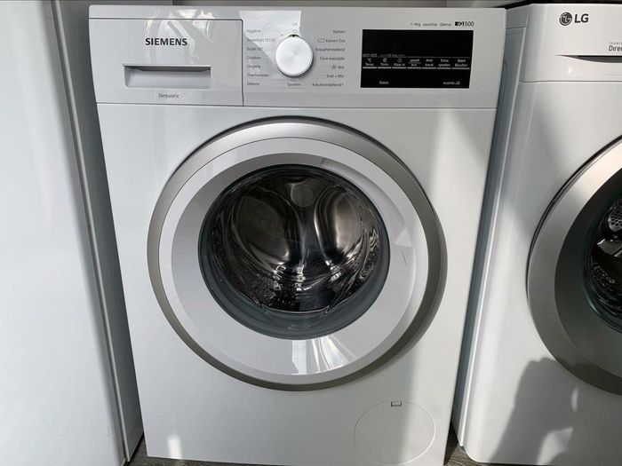 VERKOCHT!!!!


Nieuwste Model van Siemens iQ500 iQ Drive iSensoric 8kg .

In Nieuwstaat.Amper gebruikt.

Deze prachtige bijna Nieuw,Nieuwste Model weinig(amper) gebruikte,mooi en modern zeer Luxe,Jong Siemens iQ Drive iQ500 iSensoric 1400 Toeren(Koolborstelloze Motor) 8kg Trommel Inhoud(VarioSoft Trommel) Klasse A+++ wasmachine,wordt u aangeboden met garantie.Bezorgen en aansluiten is mogelijk.

Nieuwste Model in Nieuwstaat weinig gebruikte,mooi en modern Jong,zeer Luxe Siemens iQ500 iQ Drive iSensoric 1400 Toeren 8Kg trommel inhoud Klasse A+++ wasmachine.

Betreft een zo goed als Nieuw,Nieuwste Model jong,Luxe,mooi en modern prachtige weinig gebruikte Siemens iQ 500 iQ Drive 8kg.

Wasmachine is zeer weinig gebruikt.Door ons overgenomen van alleenstaande man,die deze zo goed als Nieuw Siemens weinig heeft gebruikt.Is en draait als Nieuw.

In Absolute Perfecte(Nieuw)staat.Foto´s spreken voor zich.

Wie op zoek is naar een zo goed als Nieuw Nieuwste Model weinig gebruikte,mooi en modern Luxe Siemens,dan is dit de perfecte wasmachine.

Klasse A+++

1400 Toeren

8Kg trommel inhoud

iQ Drive

Koolborstelloze Motor

15 min programma

30 min programma

VarioSoft Trommel

Speed perfect

Eco Perfect

Super 60



Luxe Model met o.a.:

-Digitale Multi Display
-Start Uitstel(voor de nacht stroom)
-Grote Vulopening
-1400 Toeren
-8Kg Trommel Inhoud
-VarioSoft trommel
-iQ Drive
-Koolborstelloze Motor
-iSensoric
-VarioSoft trommel
-Speed perfect
-Eco Perfect
-Aqua Stop
-Lingerie
-Outdoor
-Super 60
-Hygiene 
-Aqua Control
-Aqua Sensor
-Onbalans correctie techniek
-Schuim herkenning techniek
-Water Niveau
-4 Voudige-inspoelling
-15 min super kort programma
-30 min super kort programma
-Hygiene
-Mix
-Volautomatisch
-Led indicatie programma´s
-Anti-Kreuk
-Extra Spoelen
-Extra water
-Spoel Stop
-Spoelen plus
-Eco
-Klasse A+++
-enz....


PROGRAMMA´S.

-Katoen
-Katoen Eco
-Kreukherstellend
-Spoelen
-Wol
-Zijde
-Hand was
-Koud was
-Fijne was
-Snel+Mix
-Overhemden
-Jeans
-Super Kort 15
-Super Kort 30
-Super 60
-Dekens
-Lingerie
-Outdoor
-Super 60
-Hygiene
-Voorwas
-Vlekken
-Inweken
-Licht Strijken
-Extra Spoelen
-Extra water
-Eco
-Anti-Kreuk
-Kort
-enz...

Het betreft een bijna  Nieuw,Nieuwste Model weinig gebruikte,mooi en modern Luxe Siemens iQ500 iQ Drive iSensoric 1400 Toeren 8kg Klasse A+++ wasmachine.

Wordt afgeleverd met garantie.

Bezorgen en aansluiten is mogelijk.

Prijs 350 euro.
