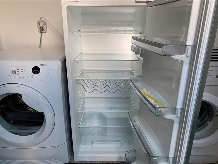 VERKOCHT!!!!

In werkelijk Nieuwstaat,bijna Nieuw jong prachtige prima werkende mooi en modern Siemens iQ 100 Inbouw Koelkast Klasse A+ 122cm.

Betreft een bijna Nieuw prachtige Siemens iQ 100.

In Absolute perfecte(Nieuw)staat.Foto's spreken voor zich.

Wie op zoek is naar een zo goed als Nieuw,mooi en modern jong Siemens inbouw Koelkast,dan is dit de perfecte koelkast.


Omschrijving


Inbouw koelkast die groente en fruit langer stevig houdt dankzij de Fresh lade met gegolfde bodem.

Belangrijkste kenmerken:

Scharniersysteem: Sleepdeur

Voorzien van heldere Led verlichting, waardoor producten goed zichtbaar en labels goed leesbaar zijn.
Groente en fruit blijven knapperig en vers in de lade met gegolfde bodem.
Flessenhouder voor 5 flessen of blikken voor optimaal gebruik van de ruimte in uw koelkast.
De safetyGlass-plateaus zijn gemaakt van extra sterk, onderhoudsvriendelijk veiligheidsglas.

Fresh lade: groentelade met gegolfde bodem.

Algemene informatie:

Energieklasse: A+
Totale netto inhoud: 221 liter
Mechanische temperatuurregeling

Koelruimte:

5 Legplateaus van veiligheidsglas, waarvan 4 in hoogte verstelbaar
LED verlichting
1 Fresh lade
Verchroomd flessenrooster

Technische specificaties:

Inbouwmaten (hxbxd): 122.5 x 56 x 55 cm
Klimaatklasse: SN-ST
Geluidsniveau: 36 dB(A) re 1 pW
Draairichting deur rechts, wisselbaar

Het betreft een bijna Nieuw in Nieuwstaat prachtige prima werkende mooi en modern Siemens iQ100 Inbouw Koelkast Klasse A+ 122 cm.

Bezorgen is mogelijk.

Prijs 275 euro.

