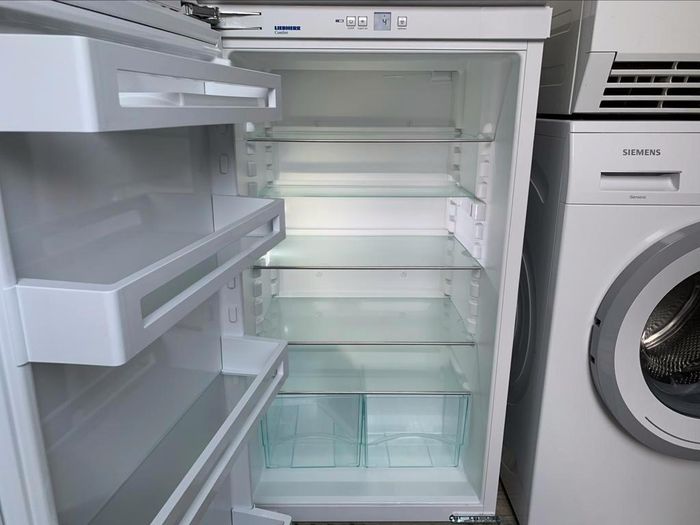 VERKOCHT!!!!


Nieuwprijs 800 euro.


Prachtige,mooi en modern  Jong Liebherr Comfort IK 1910 Inbouw Koelkast 102 cm Klasse A++.

In werkelijk Nieuw staat prachtige prima werkende mooi en modern jong Liebherr Comfort Klasse A++ Inbouw Koelkast 102 cm.

Betreft een zo goed als Nieuw,mooi en modern jong Liebherr Comfort 102cm.

In Absolute Perfecte(Nieuw)staat.Foto's spreken voor zich.

Wie op zoek is naar een zo goed als Nieuw,mooi en modern jong Liebherr inbouw koelkast,dan is dit de perfecte koelkast.

Klasse A++ 

Deur-op-deur-systeem

102cm

ComfortGlassLine 

LED Verlichting

Digitale Multi Display


De Liebherr IK 1910 is een zuinige inbouw koeler en voorzien van handige extra's als een zelfsluitende deur, een digitale temperatuurmeter
en een perfect verstelbaar GlassLine interieur.
Drie deurvakken zijn in hoogte verstelbaar.


Standaard informatie:

Energieklasse: A++ 
Mogelijkheid om deur op 90° te blokkeren: Ja

Nismaat: 102 cm
Deurmontage systeem: deur-op-deursysteem
Netto inhoud totaal: 181 l
Netto inhoud koeldeel: 181 l
Klimaatklasse: SN-T
Geluidsniveau: 33 dB(A)
Aantal compressoren: 1

Afmetingen:

Hoogte: 1022 mm
Breedte: 559 mm
Diepte: 544 mm
Inbouwhoogte in mm: 1024-1040 mm
Inbouwbreedte in mm: 560-570 mm
Inbouwdiepte minimaal in mm: 550 mm

Koelen:

Ontdooisysteem koeldeel: Automatisch
Deel- en onderschuifbaar glasplateau: Ja
Deurvakken: Comfort GlassLine deurvakken
Flessen- en conservenhouder: Ja
Eierrekje: Ja
Verlichting koeldeel: LED verlichting
Positie verlichting koeldeel: Links
groente- en fruitladen: 2
SuperCool automaat: Ja

Overige kenmerken:

Display: LC digitaal temperatuurdisplay
Deur zelfsluitend vanaf ca.: 30 °
Stelpoten: Ja
Aantal draagplateaus: 5
Materiaal draagplateau: Glas
Afwerking draagplateau: Edelstaal
Soort bedieningspaneel: Druktoets
Kinderbeveiliging: Ja
Deurscharniering: Rechts, wisselbaar

Het betreft een zo goed als Nieuw,mooi en modern prachtige Liebherr Comfort Inbouw Koelkast Klasse A++ 102 cm.

Bezorgen is mogelijk.

Prijs 300 euro.


