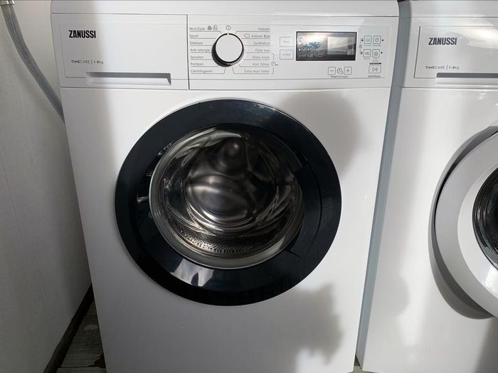 VERKOCHT!!!!!


Wasmachine is van 2021.

Is amper gebruikt.Machine is nog Nieuw.

Nieuwste Model van Zanussi Time Care 8kg A+++ 1400 Toeren(Koolborstelloze Motor).

Deze prachtige bijna Nieuw(wasmachine is van 2021),Nieuwste Model Jong,Luxe,mooi en modern weinig gebruikt Zanussi TimeCare 8Kg(varioSoft Trommel) 1400 Toeren(Koolborstelloze Motor) Klasse A+++ wasmachine,wordt u aangeboden met garantie.Bezorgen en aansluiten is mogelijk.

Nieuwste Model in Nieuwstaat prachtige prima werkende mooi en modern Luxe,amper gebruikt Jong Zanussi Time Care 8kg 1400 Toeren Klasse A+++ wasmachine.

Betreft een zo goed als Nieuw,Nieuwste Model Jong,amper  gebruikt Zanussi TimeCare.

Wasmachine is van 2021.

Is zeer weinig(amper) gebruikt.Door ons overgenomen van alleenstaande dame(87 jaar) die deze bijna nieuw Zanussi amper heeft gebruikt,Machine is nog als Nieuw.

In Absolute Perfecte(Nieuw)staat.Foto´s spreken voor zich.

Wie op zoek is naar een zo goed als Nieuw,Nieuwste Model Jong,weinig(amper) gebruikt Luxe Zanussi TimeCare,dan is dit de perfecte wasmachine.


Klasse A+++

8Kg Trommel Inhoud

Time Manager

Kort Programma's

Koolborstelloze Motor

Kort 30 min programma

TimeCare


Luxe Model met o.a.:

-Digitale Multi Display
-Start Uitstel(voor de nacht stroom)
-Grote Vulopening
-8Kg Trommel Inhoud
-VarioSoft Trommel
-1400 Toeren
-Koolborstelloze Motor
-Express Care
-Klasse A+++
-Kort Programma´s
-30 min programma
-Extra Kort 14 min programma
-Time Care
-Onbalans correctie techniek
-Schuim herkenning techniek
-Water Niveau
-4 Voudige-inspoelling
-Katoen Eco
-Led indicatie programma´s
-Voorwas
-Vlekken
-Inweken
-Licht Strijken
-Extra Spoelen
-Extra water
-Spoel Stop
-Spoelen+
-Dekbed
-Sport
-Eco
-Klasse A+++
-Volautomatisch
-enz...


PROGRAMMA´S:

-Katoen
-Katoen Eco
-Synthetica
-Fijne was
-Daily Wash
-Kort 30 min programma
-Extra Kort 14 min programma
-Spoelen
-Anti-Allergie
-Dekbed
-Sport
-Wol
-Zijde
-Hand was
-Koud was
-Fijne was
-Voorwas
-Vlekken
-Inweken
-Licht Strijken
-Extra Spoelen
-Extra water
-Spoel Stop
-Spoelen+
-enz...

Het betreft een zo goed als Nieuw,Nieuwste Model Jong,weinig(amper) gebruikte,mooi en modern Luxe Zanussi TimeCare 8Kg 1400 Toeren Klasse A+++ wasmachine.

Wordt afgeleverd met garantie.

Bezorgen en aansluiten is mogelijk.

Prijs 300 euro.
