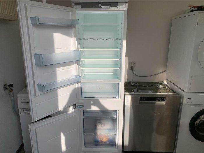 VERKOCHT!!!


Pelgrim is van 2021.

Bijna Nieuw in Nieuwstaat mooi en modern Jong Pelgrim LowFrost KoelVries-Combinatie Klasse A+ 178cm

Betreft een zo goed als Nieuw,Jong,mooi en modern prachtige Pelgrim LowFrost 178cm.

Pelgrim is van 2021.

In Absolute Perfecte(Nieuw)staat.Foto's spreken voor zich.

Wie op zoek is naar een zo goed als Nieuw,jong,mooi en modern prachtige Pelgrim,dan is dit de perfecte KoelVries-Combinatie.

Op zoek naar een luxe koelkast met sleepdeurmontage die van alle gemakken is voorzien? Dan is deze A+ koel-vriescombinatie van Pelgrim een goede optie. Dit apparaat beschikt over een heldere LED strip voor optimale verlichting bij het openen van de deur. De inhoud van de koelruimte is 189 liter. Deze is voorzien van een flessenrek en een CrispZone. Hierin blijft groente en fruit extra lang houdbaar. Ook beschikt de koelruimte over een verborgen compartiment onder de CrispZone; ideaal voor het opbergen van bijvoorbeeld blikjes. De vriesruimte van deze koel-vriescombinatie bedraagt 71 liter en beschikt over glazen legplateaus. Dit maakt de lades uitneembaar waardoor er extra veel ruimte is voor bijvoorbeeld taart of een kalkoen. Mooi makkelijk.


Klasse A+
CrispZone
LED Verlichting


Omschrijving:


Belangrijkste kenmerken:

Inhoud koelruimte 189 liter
Inhoud vriesruimte 71 liter
Sleepdeurmontage
Geluidsniveau 38 dB(A
Energieklasse A+

Gebruikersgemak:

Mechanische bediening
Draairichting deur omkeerbaar
Heldere LED strip in plafond koelgedeelte
3 deurbakken
3 diepvrieslades, waarvan 1 XXL lade van 38 liter
4 verstelbare plateaus van veiligheidsglas in koelgedeelte
2 plateaus van veiligheidsglas in vriesgedeelte
Verchroomd flessenrek
CrispZone met handmatige luchtvochtigheidscontrole: groente en fruit extra lang houdbaar
Verborgen ruimte onder CrispZone
Schoonmaakgemak

Automatisch ontdooien van koelgedeelte
Low Frost; minder en gemakkelijker ontdooien


Het betreft een bijna Nieuw in Nieuwstaat mooi en modern Luxe Pelgrim inbouw KoelVries/Combinatie Klasse A+ 178cm.

Bezorgen is mogelijk.

Prijs 300 euro.

