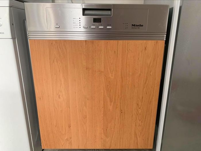 VERKOCHT!!!!!


Deze prachtige nog zo goed als Nieuw jong,mooi en modern Luxe Miele Rvs Inbouw/Onderbouw vaatwasser Klasse A+,wordt u aangeboden met garantie.Bezorgen is mogelijk.

In werkelijk Nieuwstaat,nog zo goed als Nieuw mooi en modern prachtige prima werkende Luxe Miele Inbouw/Onderbouw vaatwasser Klasse A+ met besteklade.

Betreft zo goed als Nieuw,mooi en modern Luxe Miele(Rvs).

In Absolute Perfecte(Nieuw)staat.Foto's spreken voor zich.

Wie op zoek is naar een zo goed als Nieuw,prachtige prima werkende mooi en modern Luxe Miele,dan is dit de perfecte vaatwasser.

Omschrijving:

De Miele integreerbare vaatwasser neemt je zonder moeite de vaat van 14 couverts uit handen. Met de 5 programma's kies je de reiniging die op dat moment bij je vuile vaat past. Zo kies je voor een intensieve reiniging als je aangekoekte pannen hebt, of voor het speciale, behoedzame programma als er licht vervuild servies en glaswerk in de machine staat.
Er is ook een automatisch, standaard programma en een water- en energiebesparende stand. De start van het programma programmeer je tot 24 uur vooraf, zo profiteer je van het voordeligste energietarief. De Miele geeft aan hoelang het lopende programma nog duurt en de deur blijft in iedere


De Miele is een half geintegreerde inbouw vaatwasser, uitgevoerd met een roestvrijstaal bedieningspaneel. Deze vaatwasser heeft een laag geluidsniveau van 46 dB en is voorzien van een besteklade bovenin de kuip. De kuip is verder uitgevoerd in rondom roestvrijstaal en beschikt - naast de besteklade - over twee andere flexibel indeelbare Comfort korven.

De bediening van de vaatwasser bevindt zich aan de voorzijde. Met functietoetsen kunt u het door u gewenste programma selecteren, waarna u deze kunt starten. Desgewenst kunt u de starttijd met 1 tot 24 uur uit te stellen. Tijdens het programma wordt in het display de resterende looptijd van het programma weergegeven.


Luxe Model met o.a.:

-Digitale Multi Display
-Start Uitstel(voor de nacht stroom)
-Besteklade
-Vario Korfen
-RVS
-Volautomatisch
-Led Indicatie programma
-Led indicatie:Zout en Glansspoelmiddel
-Turbo
-3 Wave Sproei-armen
-5e sproei-niveau
-Stil
-Klasse A+
-Eco
-Aqua Stop
-Aqua Control
-Aqua Sensor
-enz...


Programma's:

-Auto
-Glazen
-Eco
-50c Normaal
-75c Intensief


Algemene kenmerken:

Half integreerbaar
Minimale nishoogte
805 cm
Maximale nishoogte
870 cm
Nis breedte
60 cm
Nis diepte
57 cm
Geluidsniveau
46 dB
Overstromingsbeveiliging
Ja
Type waterbeveiliging
Aquastop (slangbeveiliging)

Laadvermogen vaatwasser
14
Aantal instellingen
5
Maximum cleansing temperatuur
75 °C

Ja, kort wasprogramma mogelijk

Extra droog sensor
Ja
Voorspoelen programma
Ja

Het betreft zo goed als Nieuw,mooi en modern prachtige prima werkende Inbouw Miele Vaatwasser.

Wordt afgeleverd met garantie.

Bezorgen is mogelijk.

Prijs 300 euro.