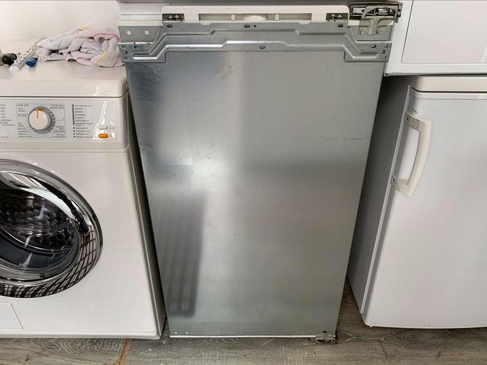 In perfecte staat mooi en modern prima werkende Siemens iQ100  Inbouw Koelkast 102 cm Klasse A++.


Betreft een zeer nette,mooi en modern  Siemens Inbouw iQ100 Koelkast Klasse A++.

In Absolute Perfecte staat.Foto's spreken voor zich.

Wie op zoek is naar een nette,mooi en modern Siemens iQ100,dan is dit de perfecte koelkast.


Energie-efficiëntieklasse: A++ 
Scharniersysteem: Deur-op-deur 
Geluidsniveau: 37 db 
Netto inhoud koelgedeelte: 181 liter 

Productomschrijving:

De Siemens is een 102 cm hoge inbouw koelkast uit de 6 serie, voorzien van energielabel A++, 181 liter inhoud koelruimte, 1 groentelade, 4 deurvakken, mechanische temperatuurregeling en 5 legplateaus van gehard glas.
Verder zijn de stevige plateaus gemaakt van veiligheidsglas eenvoudig schoon te maken.
De draairichting van de deur is omkeerbaar (links- of rechtsdraaiend) en de deur is eenvoudig te monteren door middel van deur-op-deur bevestiging (Vlakscharnier).


Kenmerken van de Siemens inbouw koelkast:
• Hoogte: 102 cm
• Energiezuinig, energieklasse: A++ 
• Totale netto inhoud koelkast: 181 liter
• Aantal legplateaus van gehard glas: 5, waarvan 4 verstelbaar
• Aantal groenteladen: 1
• 4 deurvakken
• Mechanische temperatuurregeling
• Draairichting deur: rechts, wisselbaar
• Montage d.m.v.: deur-op-deur montage (Vlakscharnier)
• Deze koelkast is voorzien van automatische ontdooiing

Energieklasse A++
Deur op deur montage
Soort:Inbouw
Energieklasse:A++
Hoogte exact 1021 mm Inbouw hoogte1025 mm
Hoogte± 102 cm Breedte exact 541 mm Inbouw breedte 560 mm Breedte± 56 cm Exacte diepte 542 mm Inbouw diepte 550 mm
Geluids niveau 37 dB zeer geluidsarm
Inhoud181 Liter
Montage systeem Deur-op-deur


Het betreft een zeer nette,mooi en modern prima werkende Siemens iQ100 Inbouw Koelkast Klasse A++ 102 cm.

Bezorgen is mogelijk.

prijs 250 euro.