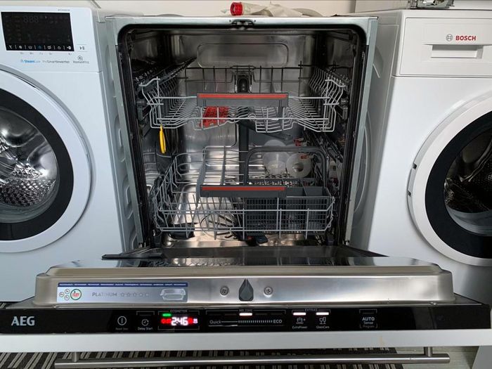 VERKOCHT!!!!


Nieuwprijs 680 euro.

AEG is van 26-07-2021.Factuur aanwezig.Garantie tot 26-07-2023.


Deze prachtige nog zo goed als Nieuw,Nieuwste Model mooi en modern prima werkende Lux AEG FSB52617Z Inbouw Vaatwasser,wordt u aangeboden met garantie.Bezorgen is mogelijk.


Bijna Nieuw Nieuwste Model mooi en modern prachtige prima werkende Luxe AEG FSB52617Z Inbouw Vaatwasser.

Betreft een bijna Nieuw Nieuwste Model AEG.

AEG is van 26-07-2021.Factuur aanwezig.Nieuw prijs 680 euro.

Garantie tot 26-07-2023.

In Absolute Perfecte (Nieuw)staat.Foto's spreken voor zich.

Wie op zoek is naar een bijna Nieuw Nieuwste Model prachtige AEG,dan is dit de perfecte vaatwasser.



Productbeschrijving:

Een schone vaat met de zuinige, zeer stille en handig ingedeelde, volledig integreerbare AEG FSB52617Z inbouw vaatwasser. Met een laadvermogen van 13 couverts en 44dB. Met de speciale SoftSpikes kunnen je glazen niet meer omvallen en met de hoogte instelbare bovenkorf passen ook hogere glazen er gemakkelijk in. Door het indicatielampje op de vloer zie je in één oogopslag of je vaatwasser klaar is, wel zo gemakkelijk. Dankzij QuickSelect wordt op basis van de gekozen tijdsduur je vaatwasprogramma automatisch geselecteerd.

Voordelen
• AirDry
• Startuitstel tot 24 uur
• MachineCare reinigingsprogramma

QuickSelect, automatische selectie vaatwasprogramma:

Dankzij deze touchbediening kun je met één vingerbeweging de gewenste tijdsduur van een programma selecteren. Met gebruik van deze keuzebalk kun je dus gemakkelijk een geschikte wascyclus kiezen gebaseerd op een programmaduur tussen de 30 minuten en vier uur. Met QuickSelect heb je dus altijd een optimale bediening van de vaatwasser. Wil je een extra behandeling of heb je delicaat glaswerk? Dan kan je dit rechts op het paneel selecteren, de vaatwasser doet de rest. Aan de hand van de vuilgraad van je vaat past deze AEG vaatwasser automatisch de temperatuur en het waterverbruik aan. Elke lading wordt dus apart gemeten, hierdoor heb je bij elke afwasbeurt het allerbeste en schoonste resultaat.

SoftSpikes en SoftGrips voorkomen dat glazen omvallen:

Glazen zijn vaak de meest breekbare items in je vaatwasser en kunnen dus wel wat extra zorg gebruiken. Het bovenste rek van deze vaatwasser is uitgerust met rubberen noppen zodat je glazen niet kunnen omvallen en breken. Deze SoftSpikes zijn dus ideaal om je glazen en mokken rechtop te houden. De speciale SoftGrips zitten onderin de vaatwasser en zijn speciaal ontwikkeld om de voeten wijnglazen vast te zetten, zodat de wijnglazen niet omvallen.

Lichtprojectie op de vloer:

Door het indicatielampje op de vloer zie je in één oogopslag of je vaatwasser klaar is. De beam-on-floor-technologie projecteert een rood licht tijdens het programma, als de vaatwasser klaar is met het programma zie je een groen licht op de vloer. Eenvoudig en efficiënt.

Gemakkelijke installatie door speciaal schuifsysteem:

Het PerfectFit-schuifsysteem zorgt voor een naadloze installatie van de vaatwasser in je keuken. Bij het opendoen van de vaatwasser beweegt het speciale schuifsysteem het scharnier van je keukenpaneel mee in de richting van de deur, hierdoor is deze vaatwasser gemakkelijk te integreren in je keuken. Door deze speciale scharnieren is deze vaatwasser geschikt voor alle hoogtes van je keuken deurpaneel. Ook hoeft de plint van je keuken daarom niet aangepast of ingekort te worden.
Natuurlijk drogenDoor de Airdry-technologie worden er uitzonderlijke droog prestaties gegeven. Dit wordt mogelijk gemaakt door een natuurlijke luchtstroom. De deur wordt automatisch 10 cm geopend in de laatste fase van zijn cyclus; als de vaat schoon is. Dit wordt ook wel AutoDoor systeem genoemd. Door dit op een natuurlijke manier te drogen verbruik je minder energie en is het beter voor je portemonnee.

Inverter-motor, laag energieverbruik en 10 jaar garantie:

De zuinige Inverter-motor is heel efficiënt en duurzaam en levert daarnaast superieure prestaties. Op deze motor zit maar liefst 10 jaar garantie, de fabrieksgarantie op de vaatwasser is standaard 2 jaar.

Uitstelfunctie, klaar wanneer jij dat wil:

Met de uitstelfunctie kan je hem binnen 24 uur laten starten, op deze manier bepaal je zelf wanneer je de vaatwasser laat starten en wanneer je hem uitruimt. Door deze handige functie kan je hem in het daltarief laten starten, hierdoor kan je gebruik maken van het voordelige nachttarief.
GlassCare, voor kwetsbaar glaswerkDeze Zanussi vaatwasser beschikt over een GlassCare programma wat speciaal gemaakt is voor kwetsbaar glaswerk. Het programma draait op maximaal 45°C en zorgt ervoor dat de temperatuur in de vaatwasser meer gelijk blijft. Dit beschermd je glaswerk tegen beschadiging.

Kenmerken van de AEG FSB52617Z
• Touch-control bediening
• 7 Programma's, 3 temperaturen
• Afwasprogramma's: 160 Minutes, 60 Minutes, 90 Minutes, AUTO Sense, Eco, Machine Care, Quick 30 Minutes
• Optie XtraPower: zorgt voor extra reinigingskracht bij sterk bevuilde vaat
• Optie GlassCare: optimale reiniging en bescherming van delicaat glaswerk
• Bovenkorf met 2 SoftSpikes, neerklapbare kopjesrekken
• Onderkorf met 2 opklapbare bordenrekken, glazenhouder
• In hoogte verstelbare bovenkorf, ook bij volle lading
• Watersensor detecteert de vuilgraad en stemt het waterverbruik daarop af

Het betreft bijna Nieuw,Nieuwste Model prachtige prima werkende mooi en modern Luxe AEG Inbouw Vaatwasser.

Wordt afgeleverd met garantie.

Bezorgen is mogelijk.

Prijs 300 euro.