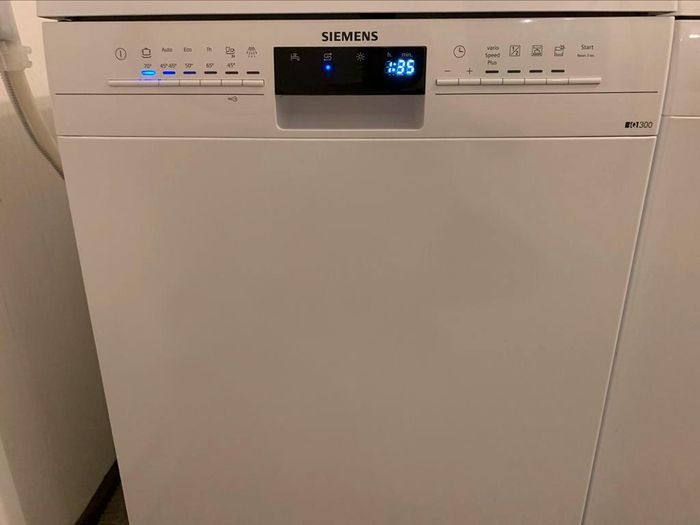Siemens is van 2021.

In Absolute Nieuwstaat.Amper gebruikt.


Deze prachtige bijna Nieuw,Nieuwste Model amper gebruikt zeer Luxe mooi en modern Siemens iQ300 Klasse A++ vaatwasser,wordt u aangeboden met garantie.Bezorgen en aansluiten is mogelijk.


Bijna Nieuw Nieuwste Model amper gebruikt mooi en modern zeer Luxe Siemens iQ300 Klasse A++ vaatwasser.

Betreft een bijna Nieuw amper gebruikt Nieuwste Model Luxe Siemens Vaatwasser.

Kwaliteit vaatwasser van Siemens.Made in Germany.Draait zeer mooi en stil.

Siemens is van 2021.

Door ons overgenomen van alleenstaande dame die deze bijna Nieuw Siemens amper heeft gebruikt.Vaatwasser is en draait als Nieuw.

In Absolute Perfecte(Nieuw)staat.Foto's spreken voor zich.

Wie op zoek is naar een bijna Nieuw,Nieuwste Model amper gebruikt Luxe,mooi en modern prachtige Siemens,dan is dit de perfecte vaatwasser.

iQ Drive Motor-stil en zuinig

Klasse A++

Kort Programma's

VarioSpeed

Extra Droog



De Siemens is een vrijstaande vaatwasser uitgevoerd met een roestvrijstalen kuip, een bestekmand in de onderkorf en een geluidsniveau van 46 dB. Interessant is het zuinige energieklasse A++ label.

Belangrijkste voordelen op een rij:

-VarioSpeed Plus om de vaat 3x sneller te reinigen en drogen: het korfsysteem biedt optimaal gebruiksgemak en optimale flexbiliteit bij belading
- Met varioSpeedPlus is uw vaat in minimale tijd perfect schoon en droog, doordat u programma's tot maar liefst 66% kunt verkorten
-VarioFlex-korven met neerklapbare bordenhouders en opklapbare etagères geven extra flexibiliteit bij het inruimen van uw vaatwasser
- Met één druk op de knop reguleert het Auto programma de gehele wascyclus met een perfect resultaat als gevolg
- Zeer zuinig afwassen met energie-efficiëntieklasse A++
- aquaStop®: Siemens Huishoudapparaten Garantie: voor levenslange garantie tegen waterschade.

Algemene informatie:

- Energie-efficiëntieklasse: A++
- Capaciteit: 13 maatcouverts
- 6 Programma's: Intensief 70 °C, Auto 45-65 °C, Eco 50 °C, 1h 65 °C, Schnell 45 °C, Voorspoelen
- 3 speciale functies: varioSpeed Plus, Halve belading, Intensive Zone
- Machine Care

Programma overzicht:

- Auto 45-65°C
- Eco
- Intensief
- Snel
- Snel
- Voorspoelen

Extra functies:

-Halve belading
-IntensiveZone
-Machine Care
-VarioSpeedPlus
-Digitale Multi Display
-Start Uitstel
-2 wave sproei-armen
-5e sproei-niveau
-Afwasmiddelherkenning
-Glazenbeschsrmings-techniek
-Aqua Stop
-Aqua Control
-Aqua Sensor
-Led indicatie programma's
-iQ Drive Motor
-Silence System 
-Stil
-Zuinig
-Klasse A++
-enz...

Het betreft bijna Nieuw in Nieuwstaat amper gebruikt Siemens iQ 300 Klasse A++ Vaatwasser.

Wordt afgeleverd met garantie.

Bezorgen en aansluiten is mogelijk.

Prijs 350 euro.