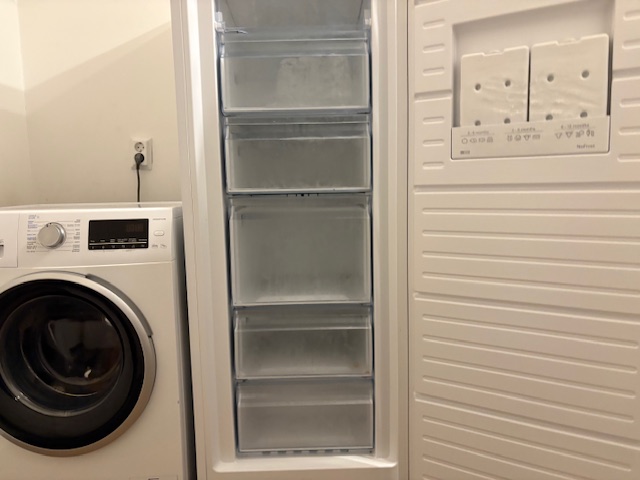 245 euro.In zeer nette staat Bosch NOFROST 6 laden vriezer A++.