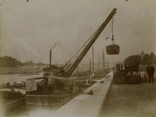 crane unloading coal quai de la Rapee Atget