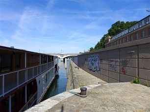 Port de la Rapee on the left pleasure boat on the right behind the wall the forensic institute 