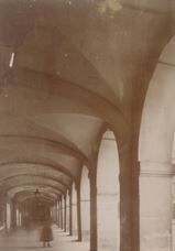 Arcades Place des Vosges Atget 1921 – 1924 (BnF)