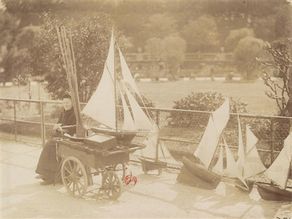 Marchande de bateaux jardin du Luxembourg Atget