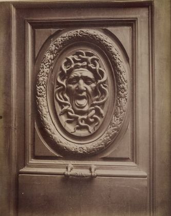 Tête de Méduse 
Hotel des Ambassadeurs de Hollande
 47, rue Vieille du Temple
Atget 
(BnF)
