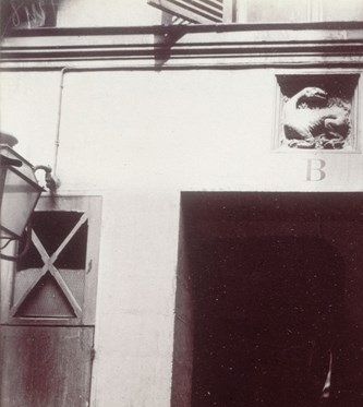Cour, hôtel de la Salamandre
20, rue de l’Hirondelle
Atget 
(BnF)