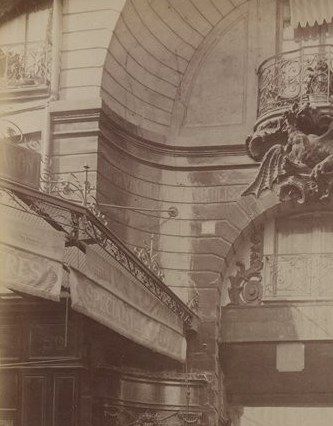 Entrance to the   Dragon Court,
50, rue de Rennes
Atget – 1898
(BnF)