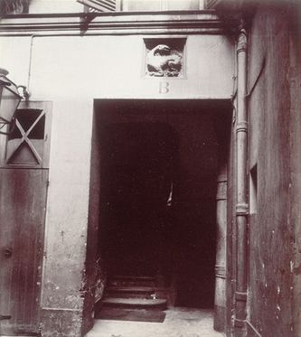 Courtyard, hôtel de la Salamandre
20, rue de l’Hirondelle
Atget 
(BnF)