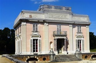 Chateau de Bagatelle court of honor