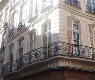 Balcony corner rue Saint-Honoré rue des Prouvaires
