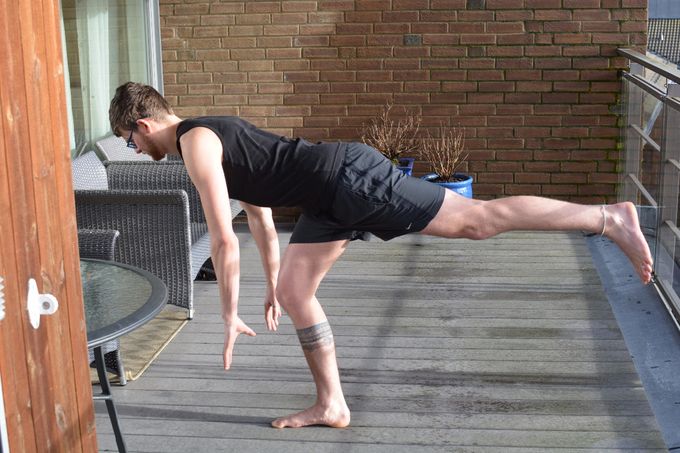 Tom Cervi Beadnall fra Ireland øver på verandaen i Søgne 