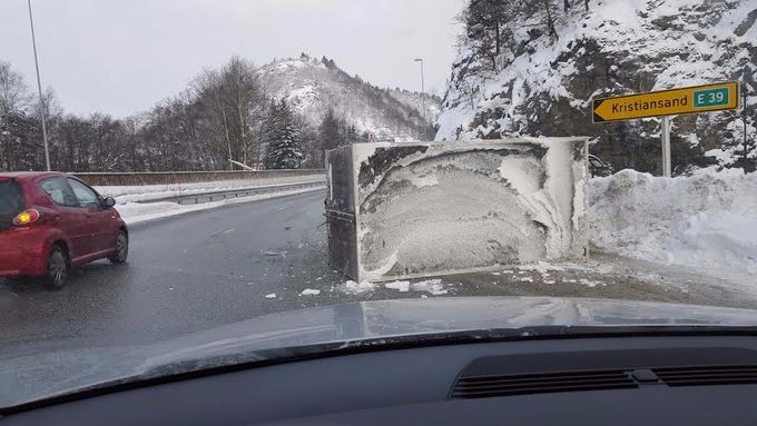 Kapellet på tilhengeren som løsnet og falt av. Februar 2016. FARLIG!