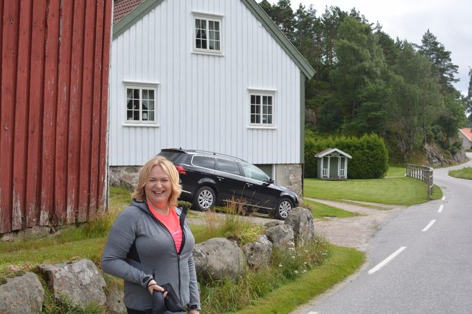Lillesøster Mette. Besøker mitt hjemsted på Repstad for første gang.