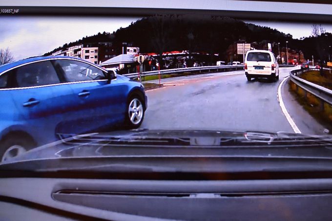 Lørdag 8.12.18 Vikeplikten i rundkjøringer gjelder enda - men ignorert av denne blå volvoen i rundkjøringen på Hølleveien/Tangvall. I tillegg hissig bruk av bil-hornet. Farlig aggressivitet.