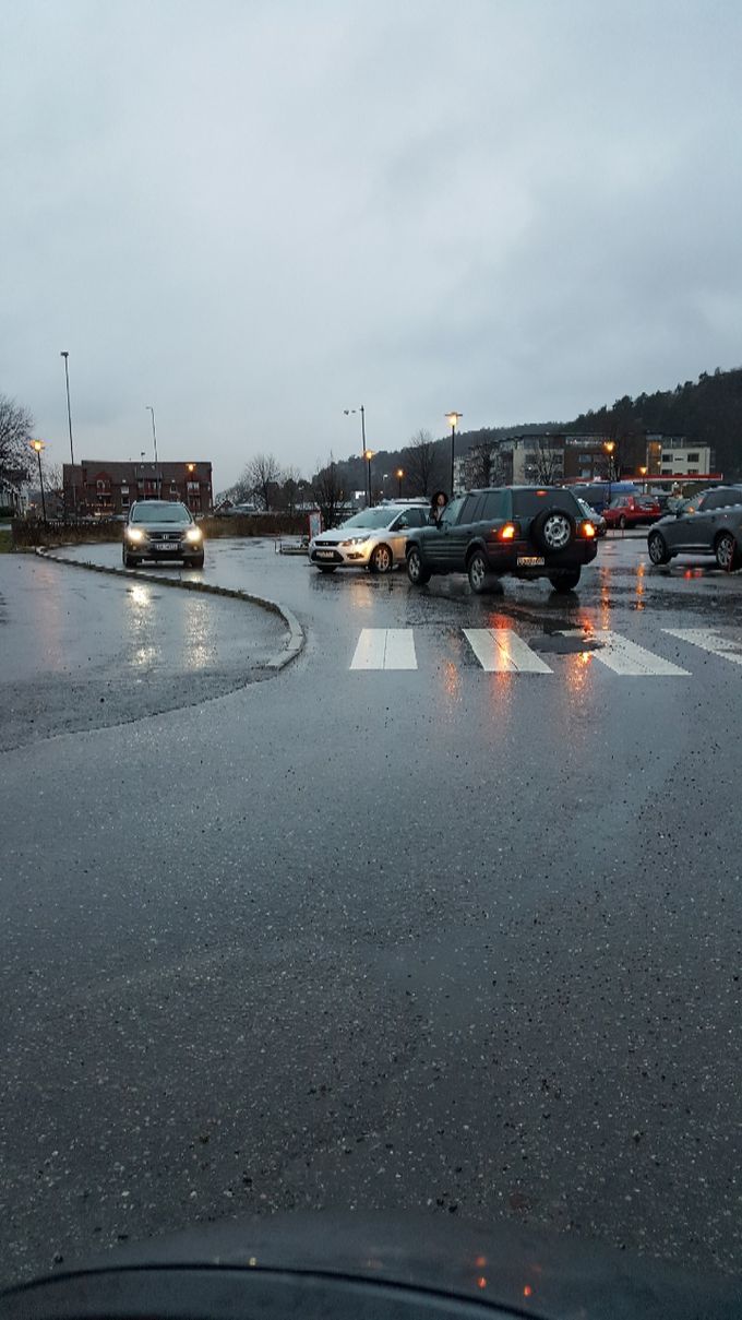 Tilbakevendene konflikt foran Coop extra på Tangvall. Småbulking og litt hissig stemning. Bildet fra lørdag 8.12.18 
