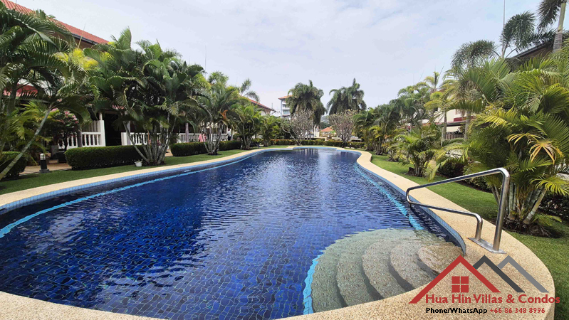 community-pool-in-baan-emma