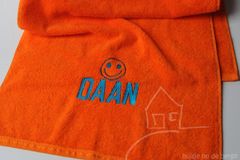 tn_oranje handdoek met naam en smiley