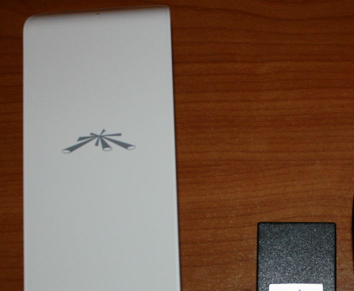 Her ses en nanostation M5 antene (5GHz) med strømforsyning