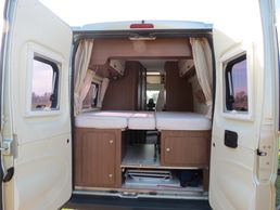 Riant kingsize bed in onze buscamper. 