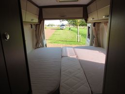Roller Team buscamper huren met king size bed