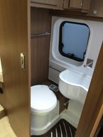 Roller Team buscamper huren; multifunctionele douche en toilet