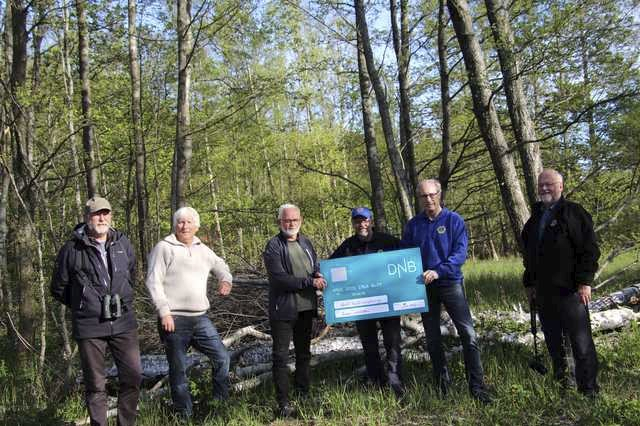 Prosjektgruppe fra Hvaler Kulturvernforening og medlemmer fra Lions overrekker