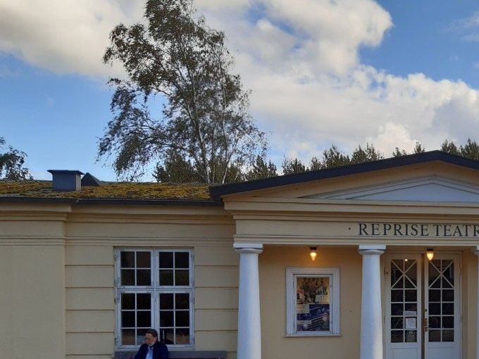 Den smukke Biograf med det flotte indgangsparti.