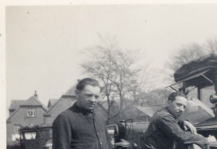 Også i Hammel har Karl Kordovsky arbejdet som mekaniker på tyskernes bilpark. Her ses han i midten af billedet. På bilen anes bogstaverne LKW = Lastkraftvagen. Bilen yderst til venstre i baggrunden er en typisk værnemagtsambulance. Stedet blev dengang kaldt for ”markedspladsen” og er sandsynligvis blevet brugt af tyskerne til at opbevare deres biler og sætte deres heste på græs. I dag er der en parkeringsplads mellem den nuværende Torvegade og Voldbyvej . Arkivfoto: Hans Jørgen Kordovsky

