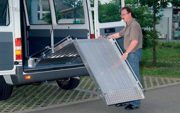 U kunt kiezen voor een mechanische oprijplaat (met vering) of eentje met een elektromotor. U kunt kiezen voor een mechanische oprijplaat (met vering) of eentje met een elektromotor.