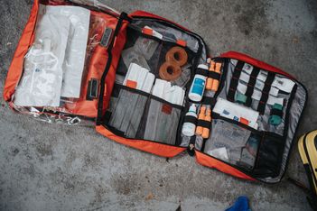 EHBO-materiaal: pleisters, windels, pincetten, scharen, mini EHBO-doosjes, EHBO-koffers, cold packs, reanimatiemaskers ...