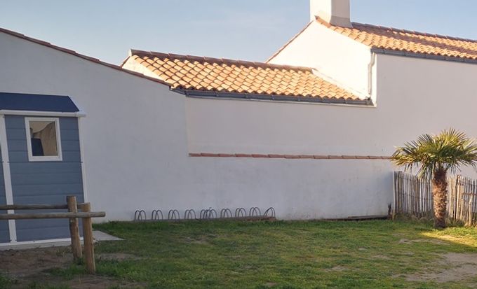 Terrain privé pour votre vehicule vos velos et une cabane de rangement  pour chaque maison