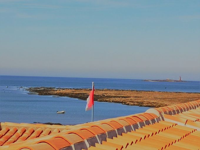 vue mer par les chambres au loin vous pouvez voir l'ile du pilier